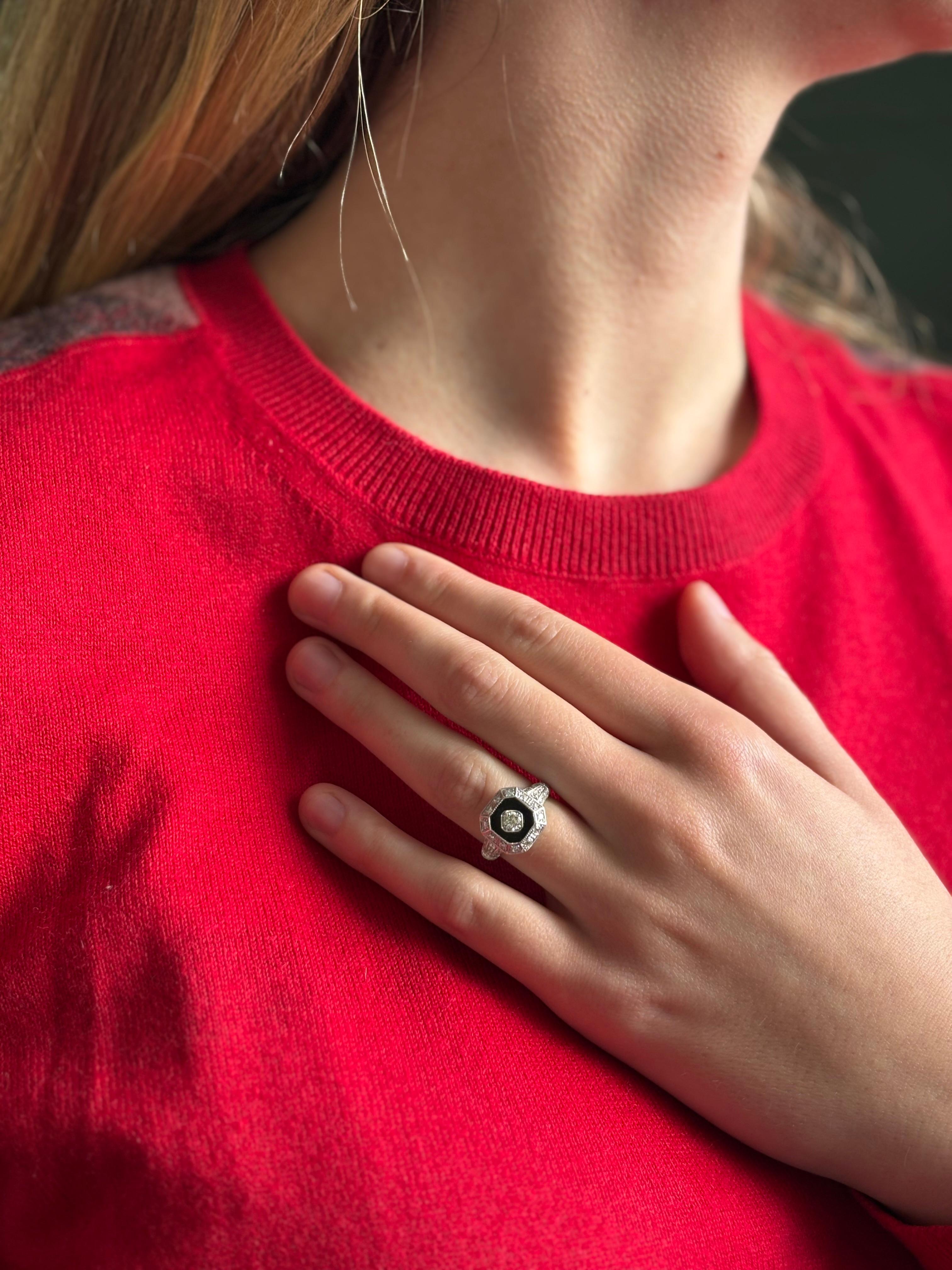 Art Deco Ring in White Gold with Onyx and Diamonds 6