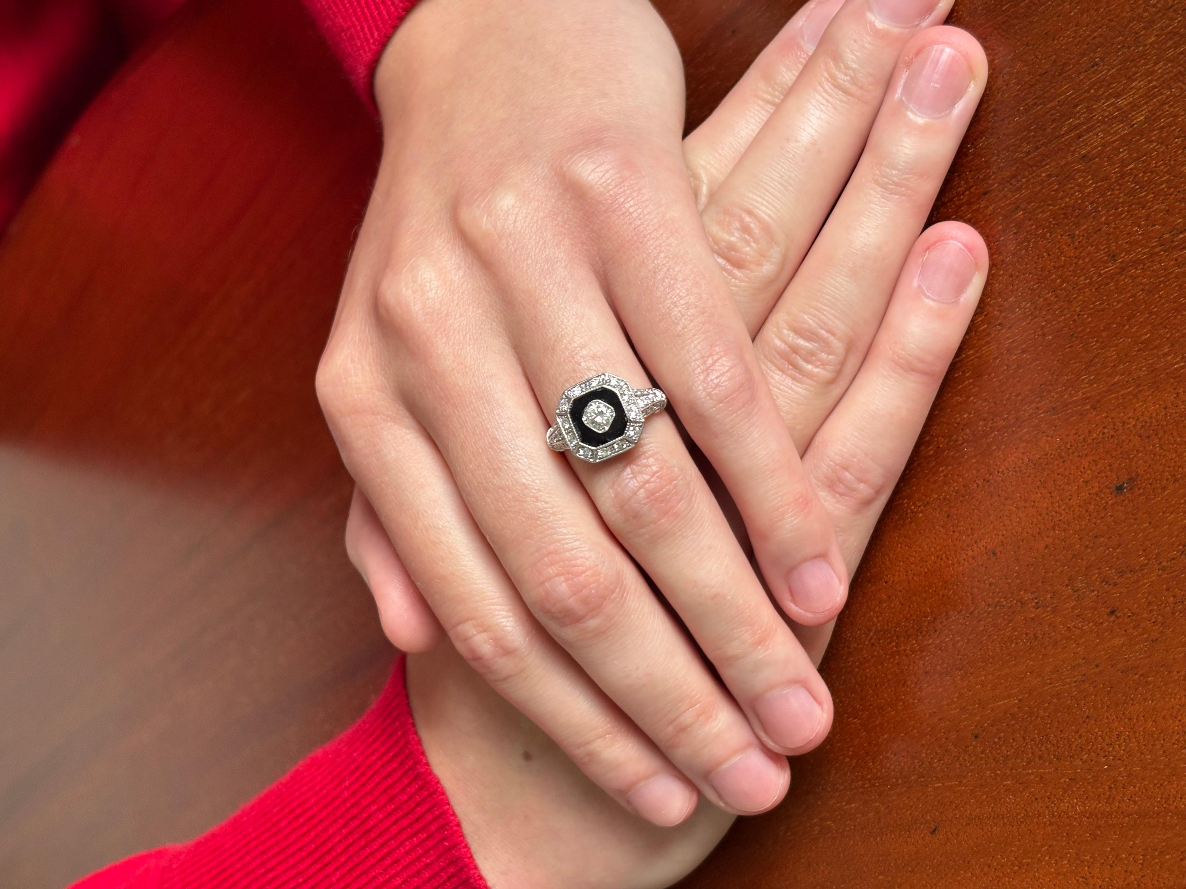 Art Deco Ring in White Gold with Onyx and Diamonds 7