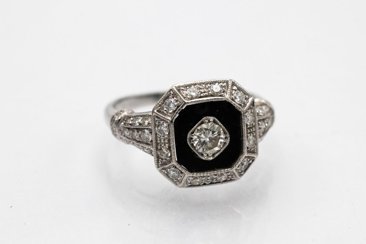 Art Deco Ring in White Gold with Onyx and Diamonds In Good Condition In Chorzów, PL
