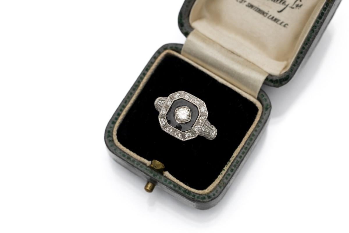 Art Deco Ring in White Gold with Onyx and Diamonds 3