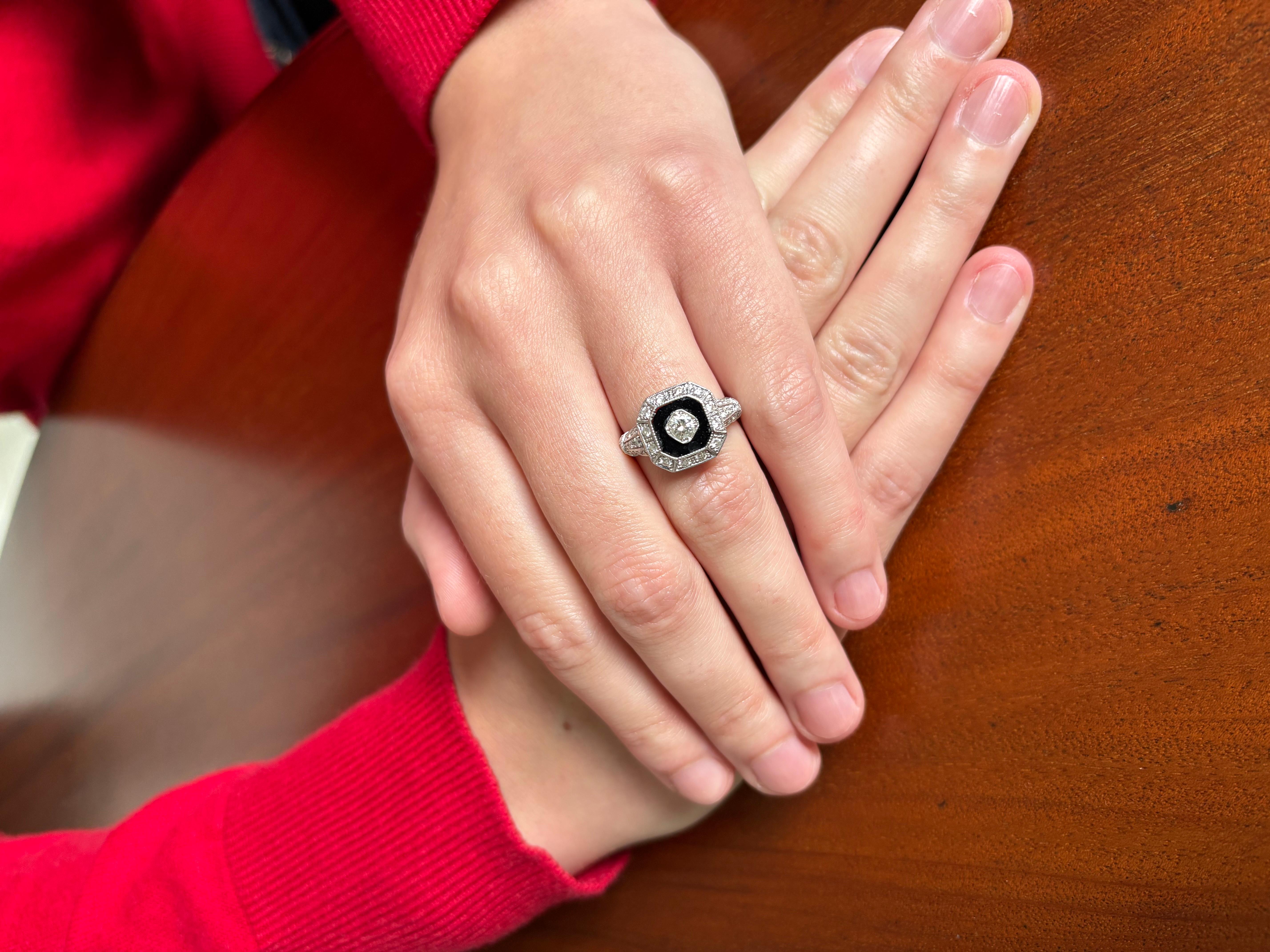 Art Deco Ring in White Gold with Onyx and Diamonds 4