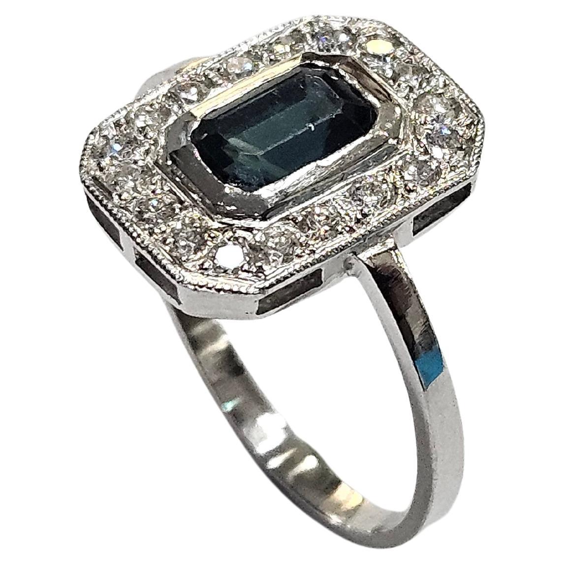 Belle bague faite main en platine 950, style art déco avec au centre un saphir vert naturel de 1.08 cts en taille émeraude et 17 diamants naturels de taille brillant de 0.02 approx.  Poids total 0,37 ctw. Clarté Vs1 et couleur G

Sertissage :