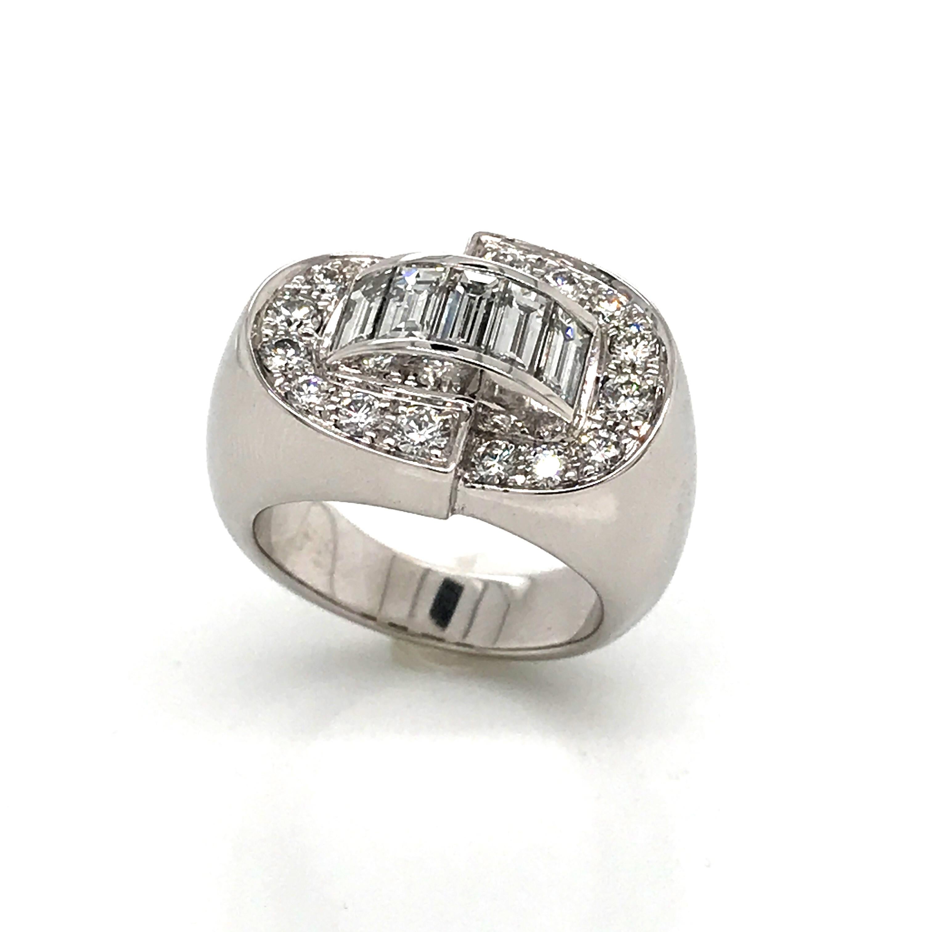 Art-Déco-Ring mit weißen Diamanten im Rund- und Baguetteschliff auf Weißgold im Angebot 7