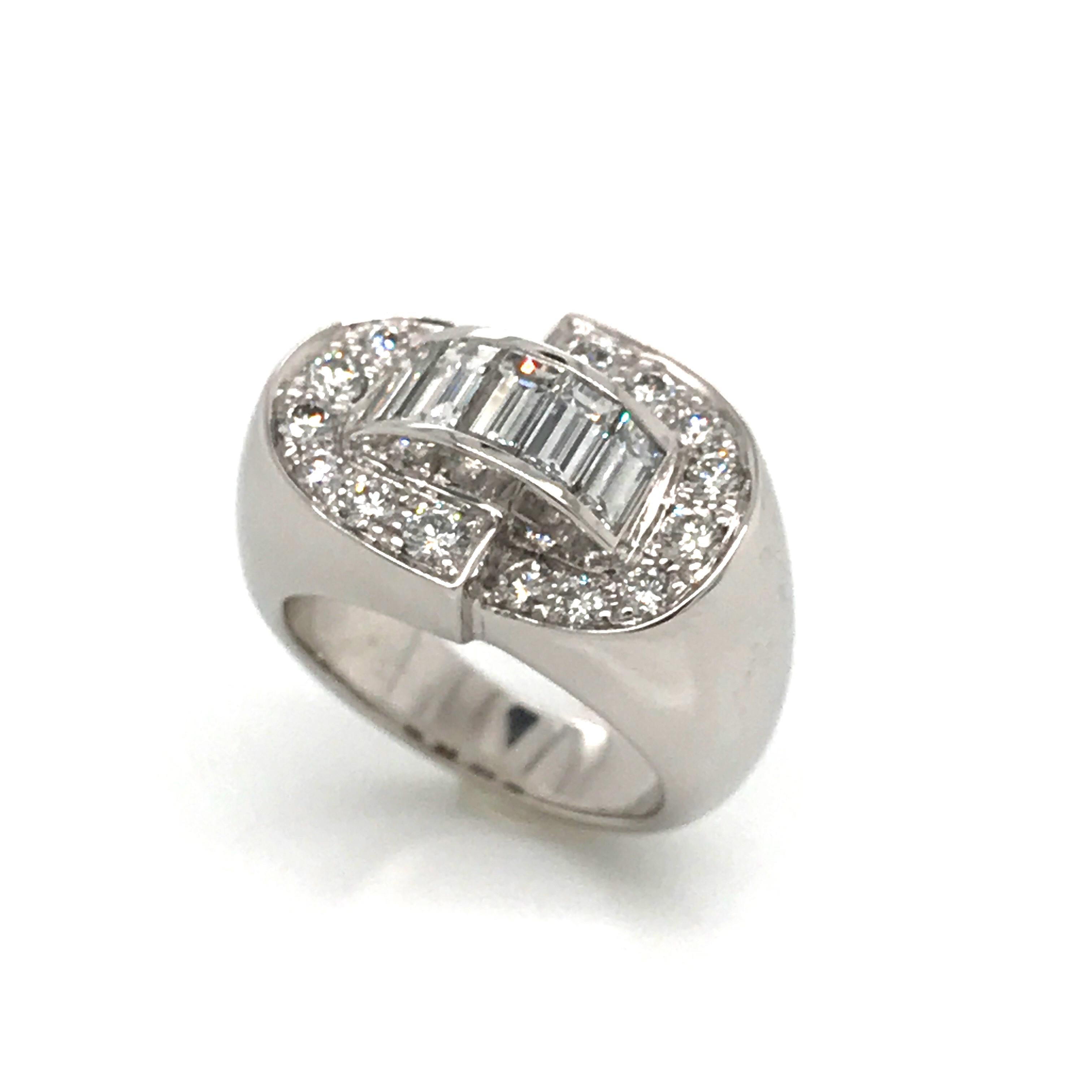 Art-Déco-Ring mit weißen Diamanten im Rund- und Baguetteschliff auf Weißgold im Angebot 9