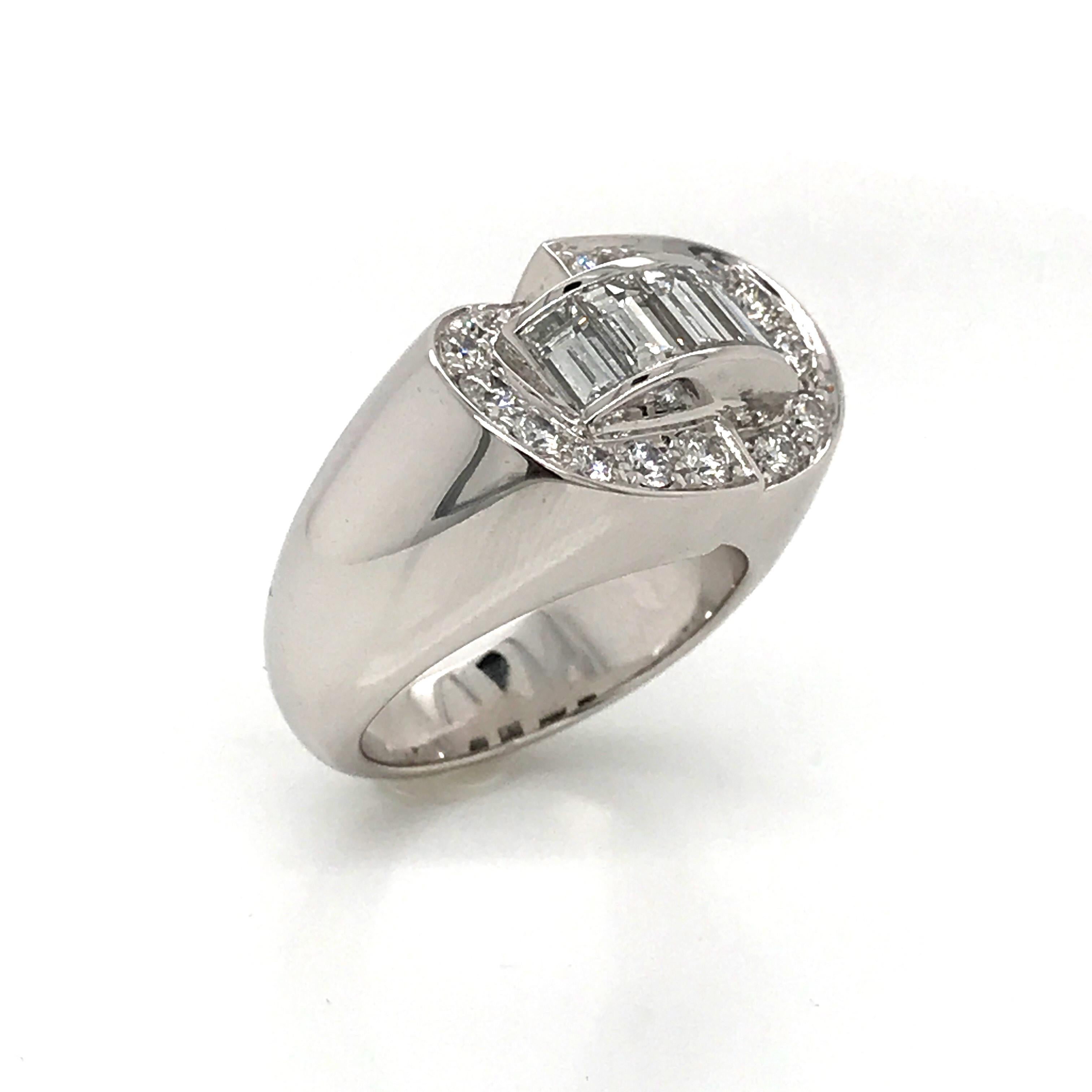 Art-Déco-Ring mit weißen Diamanten im Rund- und Baguetteschliff auf Weißgold im Angebot 10