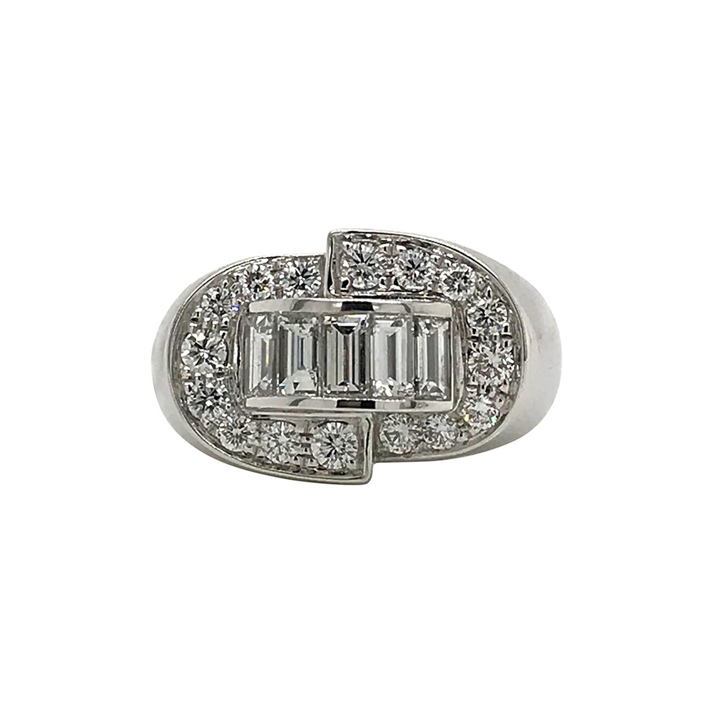 The ring we present is a stunning Art Deco piece in 18 K white gold, designed to capture the essence of the era's iconic style. With a solid weight of 16.33 grams, this ring embodies luxury and superior quality.

This ring is adorned with five