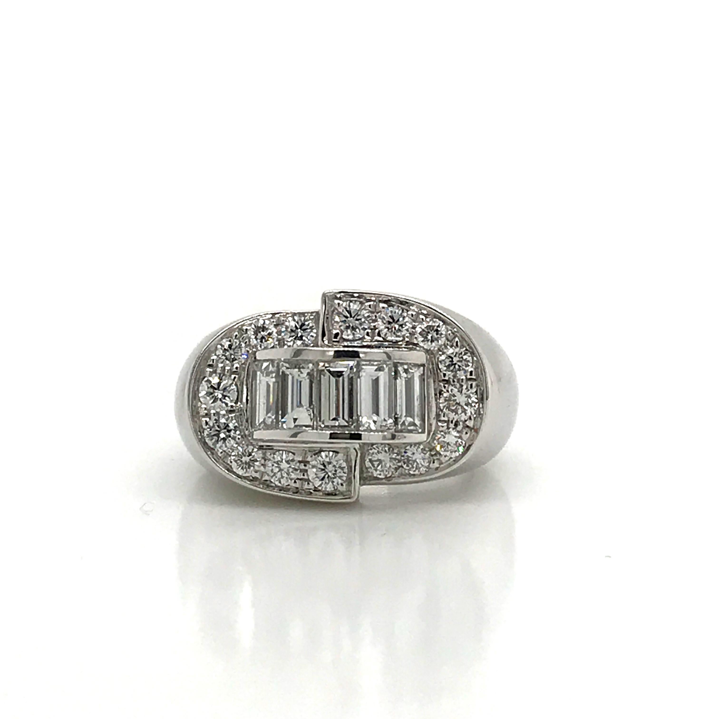 Art-Déco-Ring mit weißen Diamanten im Rund- und Baguetteschliff auf Weißgold im Zustand „Neu“ im Angebot in Vannes, FR