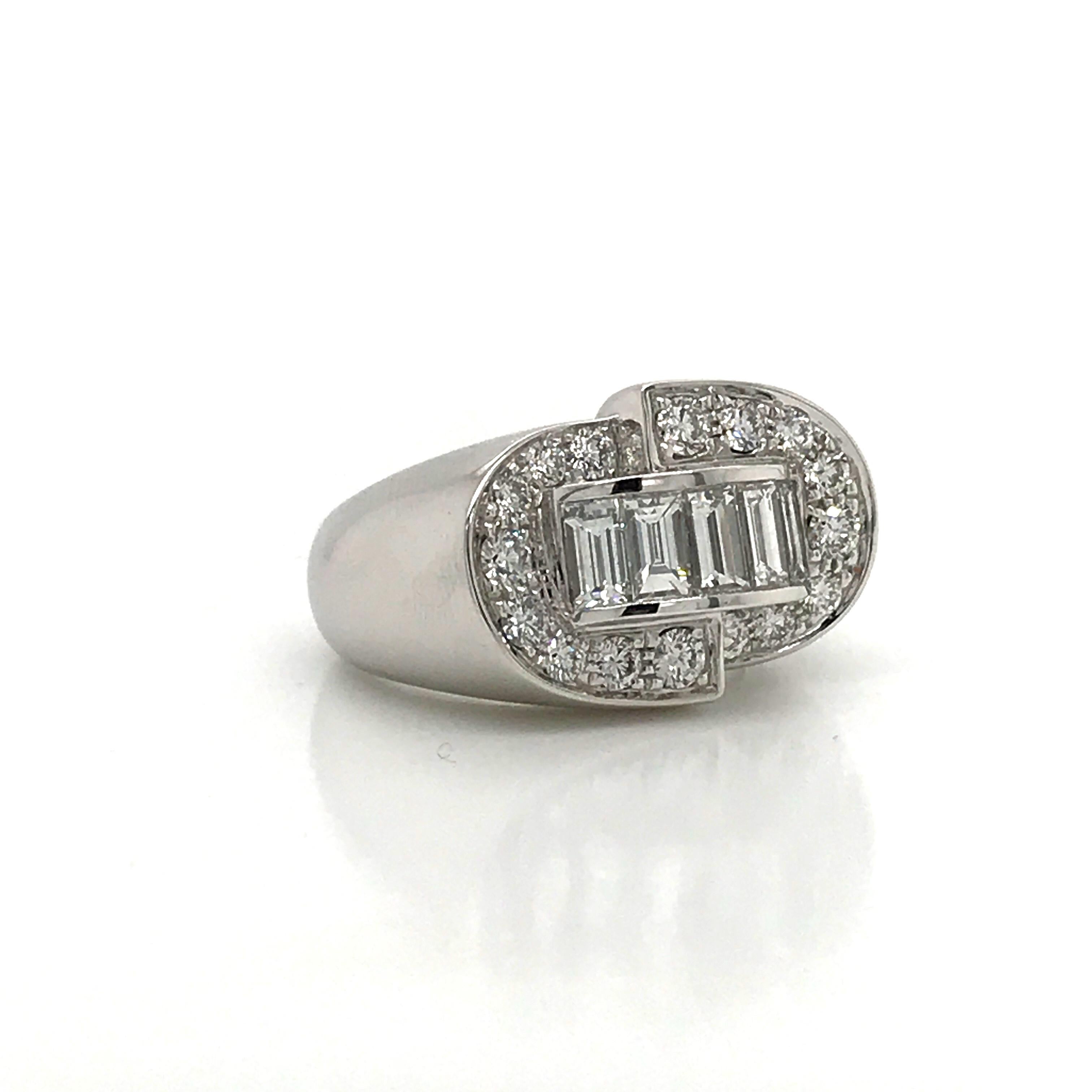 Art-Déco-Ring mit weißen Diamanten im Rund- und Baguetteschliff auf Weißgold Damen im Angebot