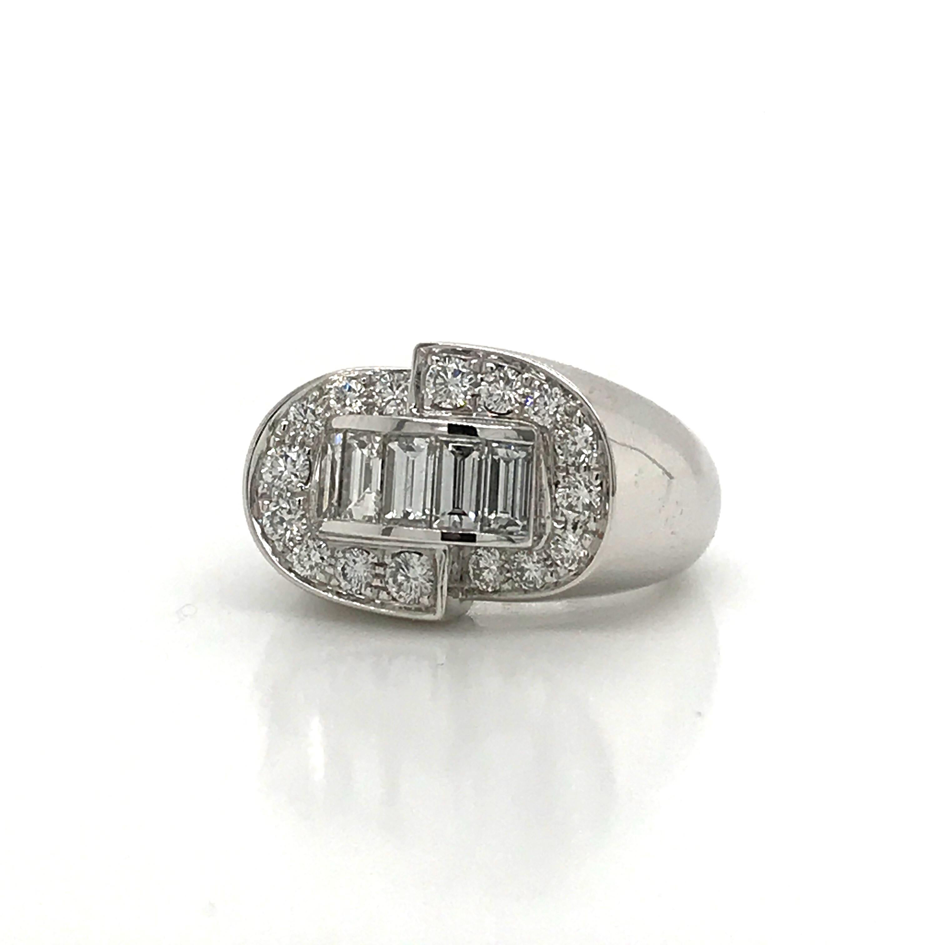 Art-Déco-Ring mit weißen Diamanten im Rund- und Baguetteschliff auf Weißgold im Angebot 1