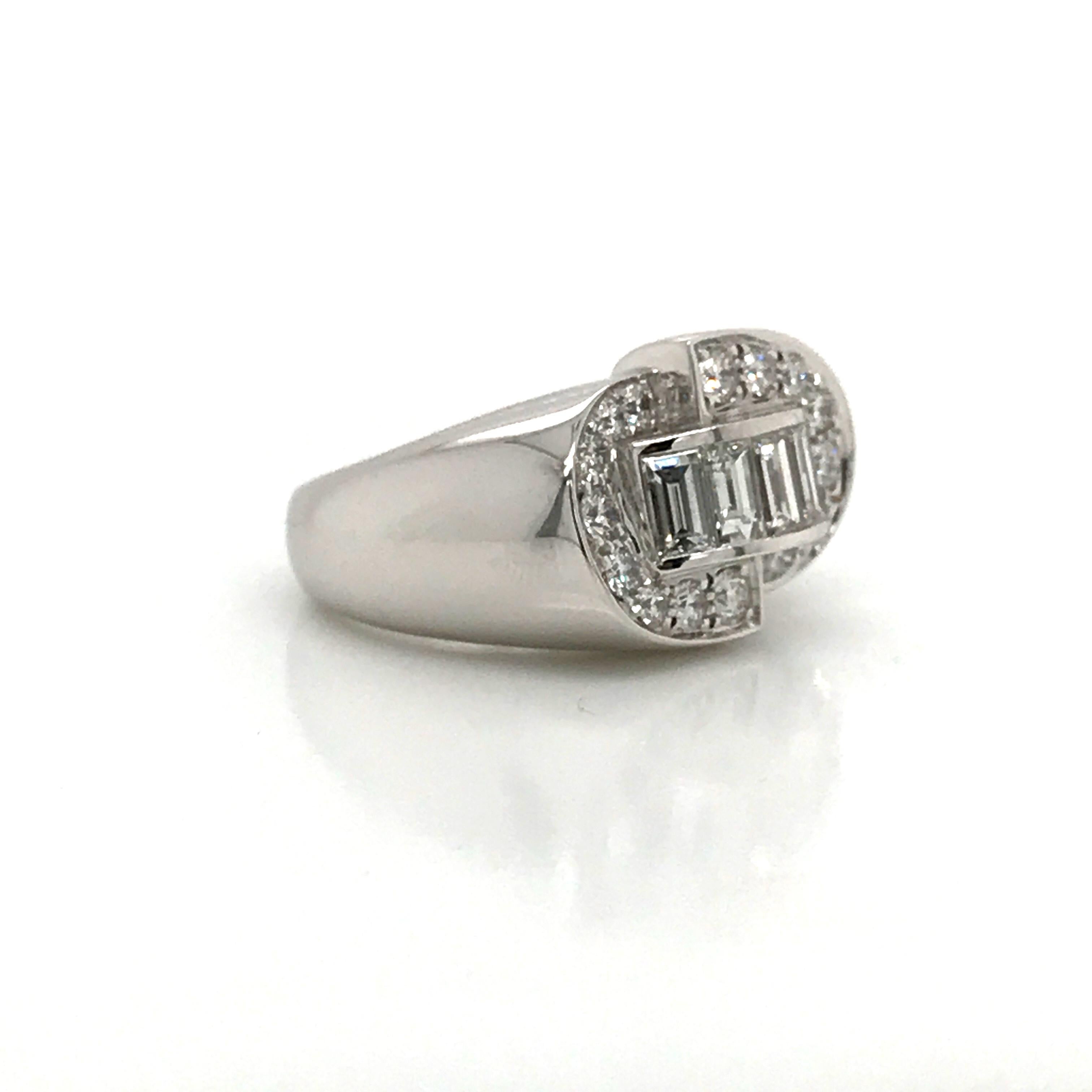 Art-Déco-Ring mit weißen Diamanten im Rund- und Baguetteschliff auf Weißgold im Angebot 2