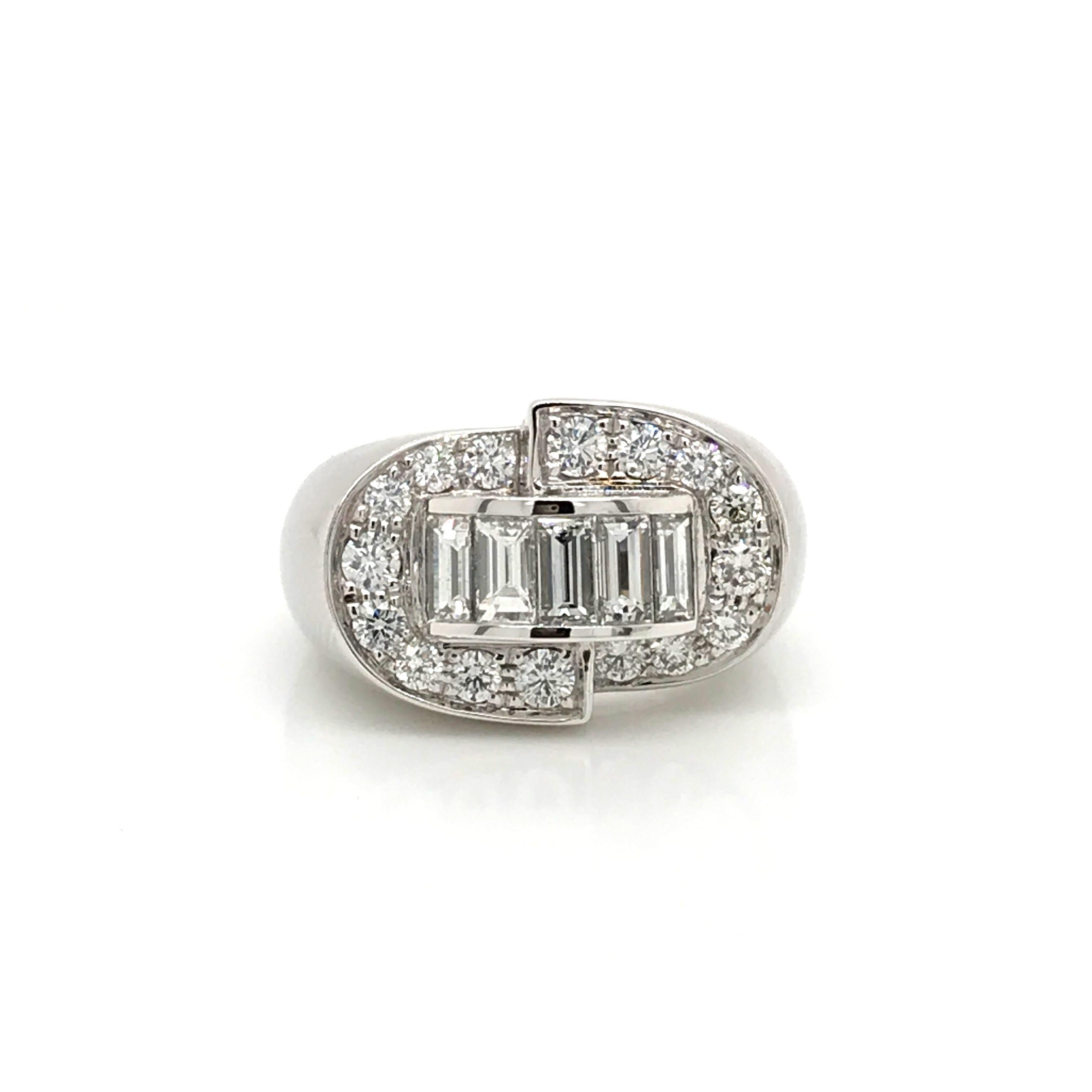 Art-Déco-Ring mit weißen Diamanten im Rund- und Baguetteschliff auf Weißgold im Angebot 3