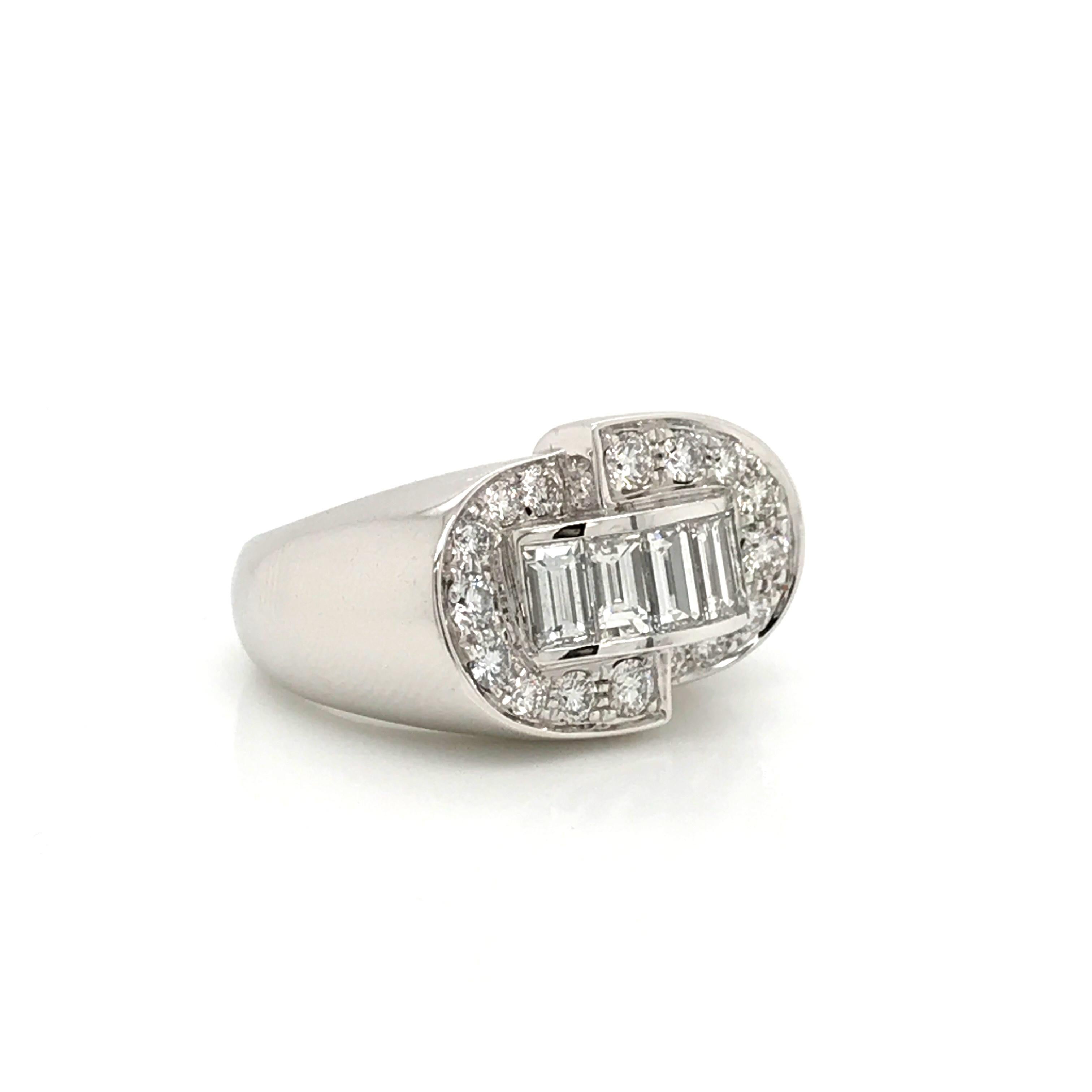 Art-Déco-Ring mit weißen Diamanten im Rund- und Baguetteschliff auf Weißgold im Angebot 4