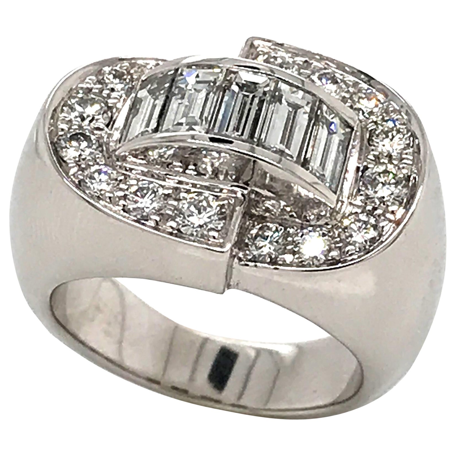 Art-Déco-Ring mit weißen Diamanten im Rund- und Baguetteschliff auf Weißgold im Angebot