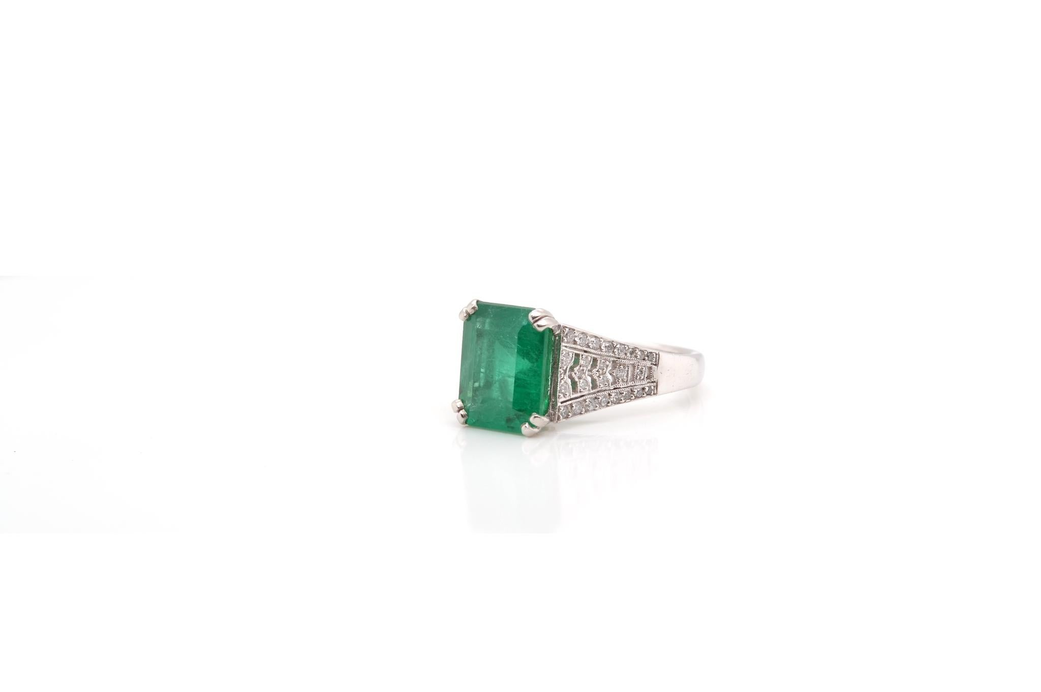  Art déco Ring mit 3,53 Karat Smaragd und Diamanten (Hexagonschliff) im Angebot