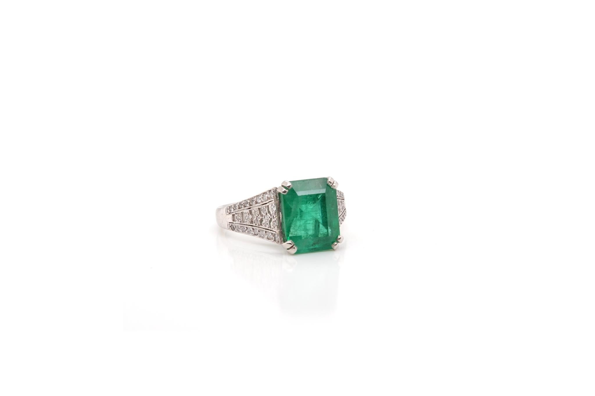 Hexagon Cut  Art déco ring with 3.53 carats emerald and diamonds For Sale
