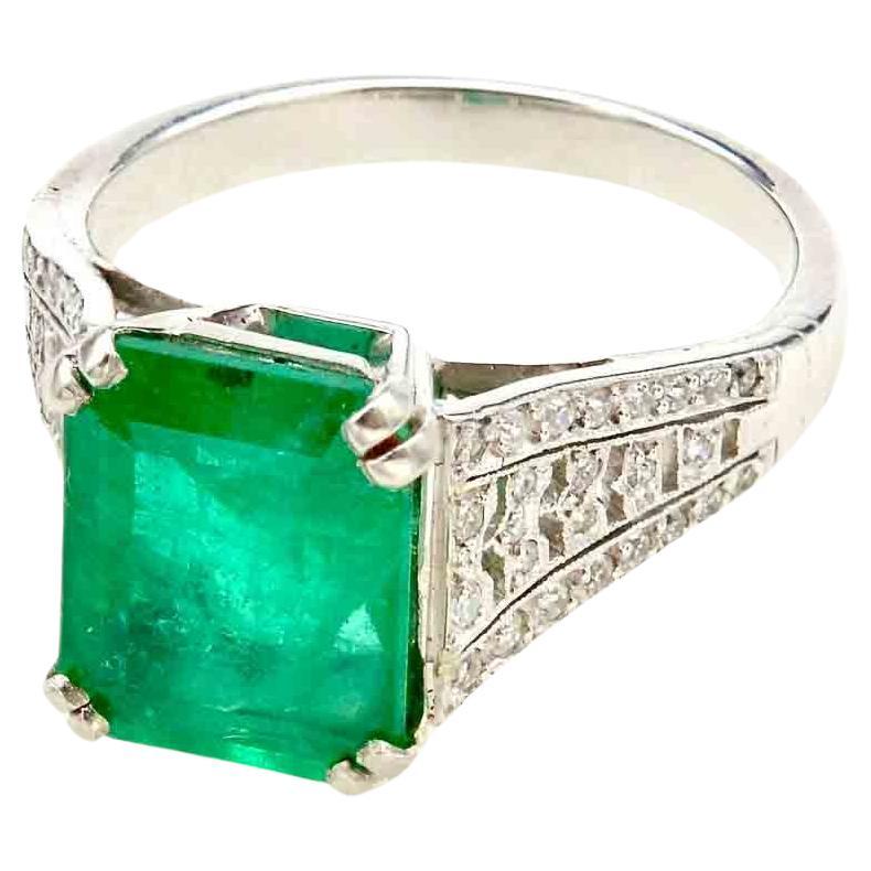  Art déco ring with 3.53 carats emerald and diamonds For Sale