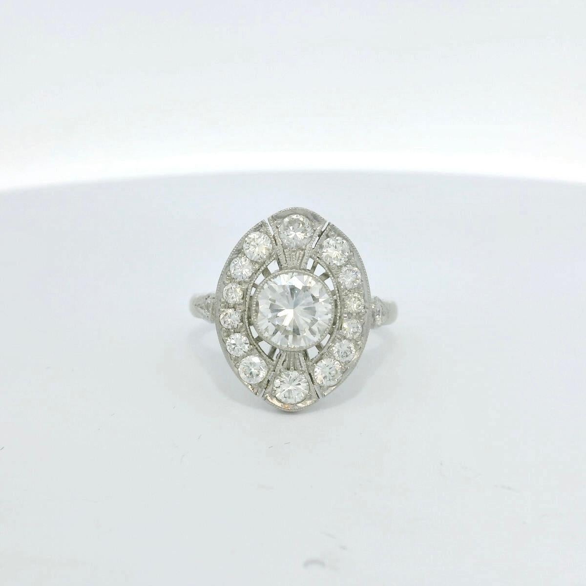 Round Cut Art Déco ring with center 1.01 Carats natural diamond For Sale