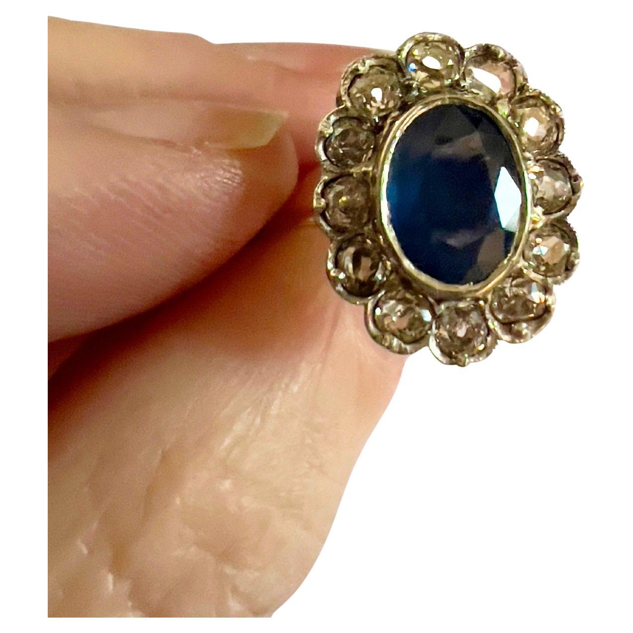 Questo elegante anello Art Deco presenta uno splendido zaffiro dal taglio ovale e diamanti dal taglio antico, incastonati in oro 18 carati con accenti in platino. Un pezzo senza tempo che incarna la raffinatezza dell'epoca Art Deco.

**IN PRONTA