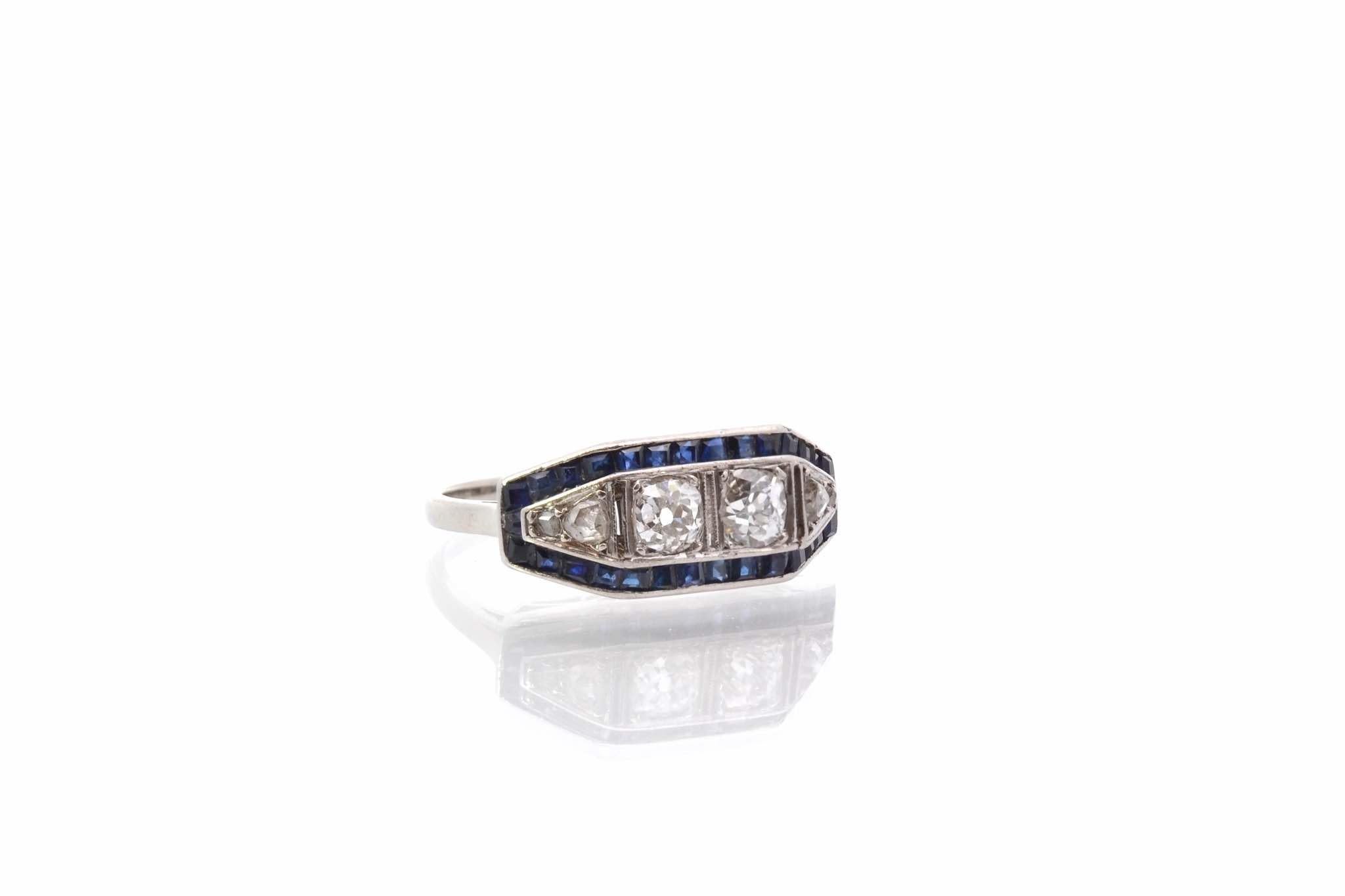 Art Deco Art déco ring with diamonds and calibrated sapphires For Sale