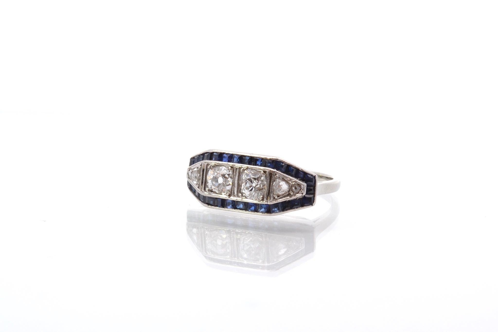 Old European Cut Art déco ring with diamonds and calibrated sapphires For Sale