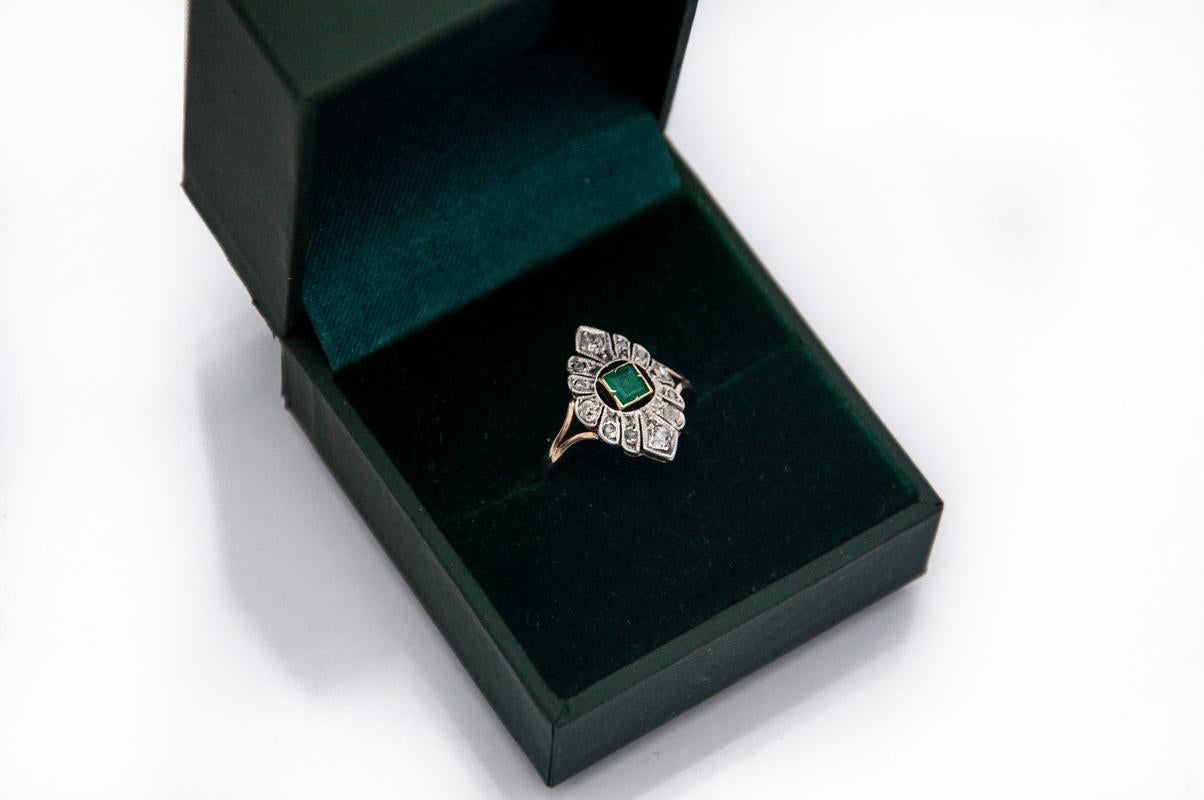 Art Deco ring with diamonds and emerald, 1920s-30s. 20th century. In Good Condition For Sale In Chorzów, PL