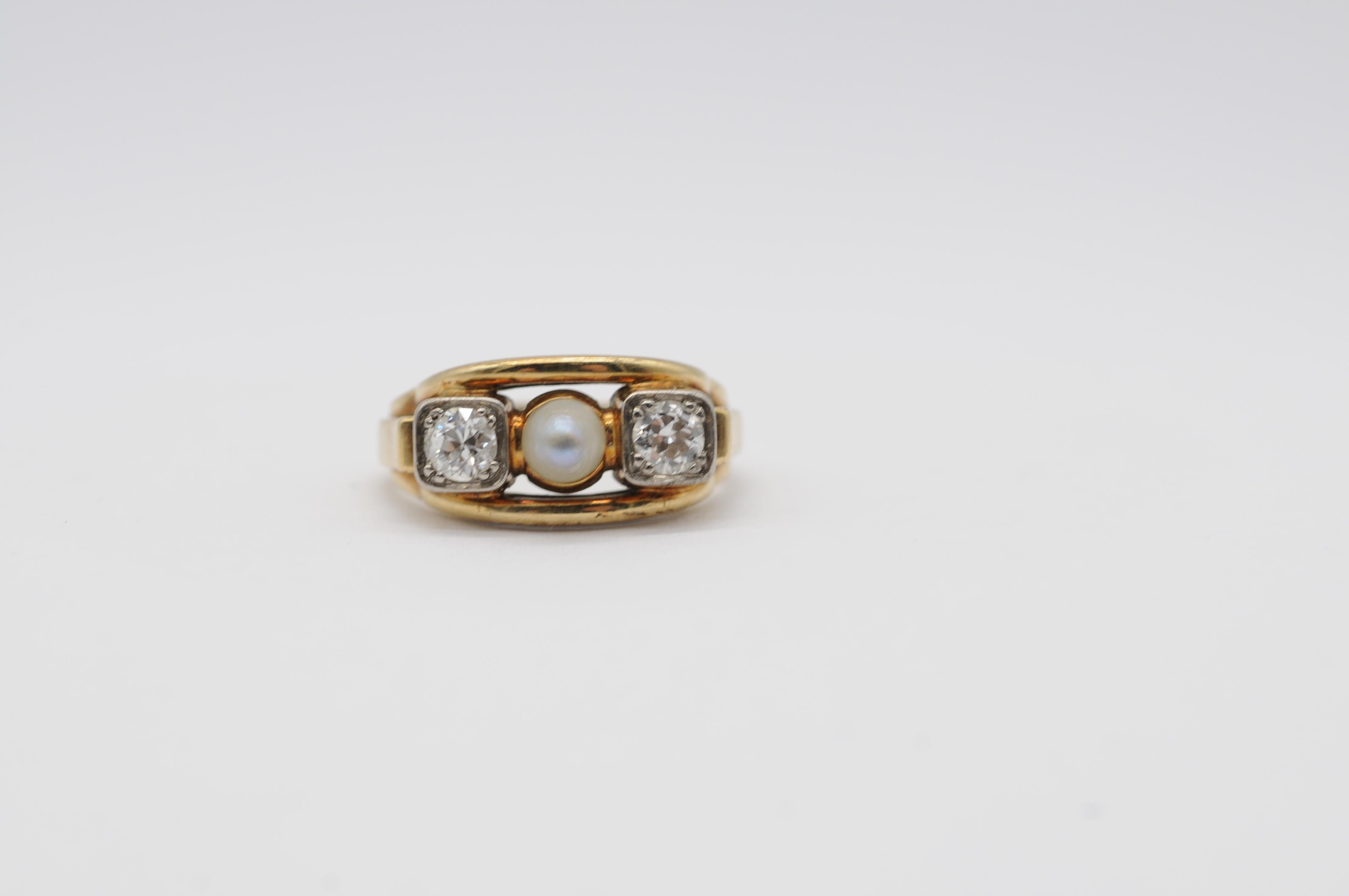 Art Deco Ring  with Diamonds and Pearl crafted in 14k yellow gold In Good Condition For Sale In Berlin, BE