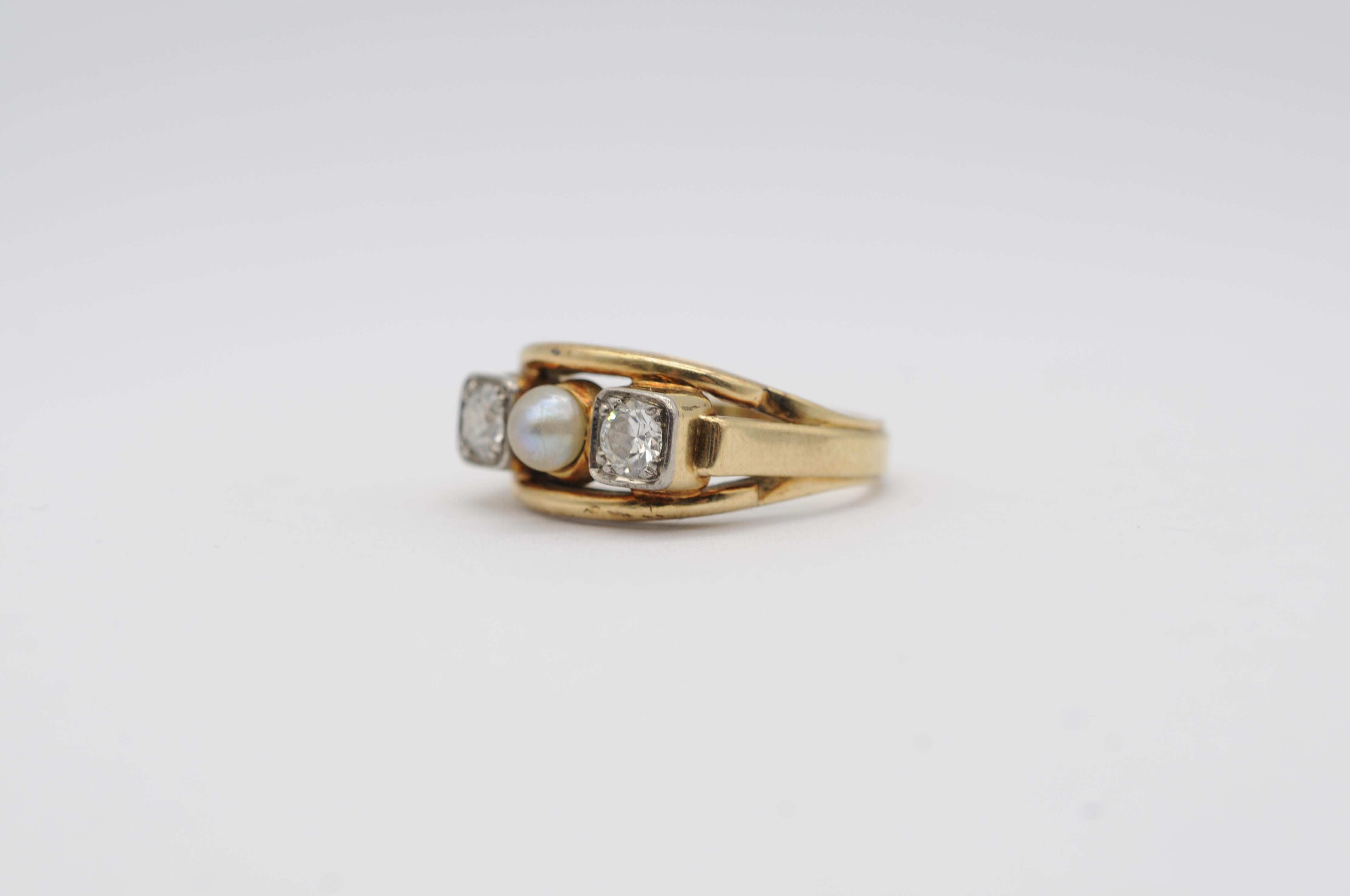 Art Deco Ring  with Diamonds and Pearl crafted in 14k yellow gold For Sale 1