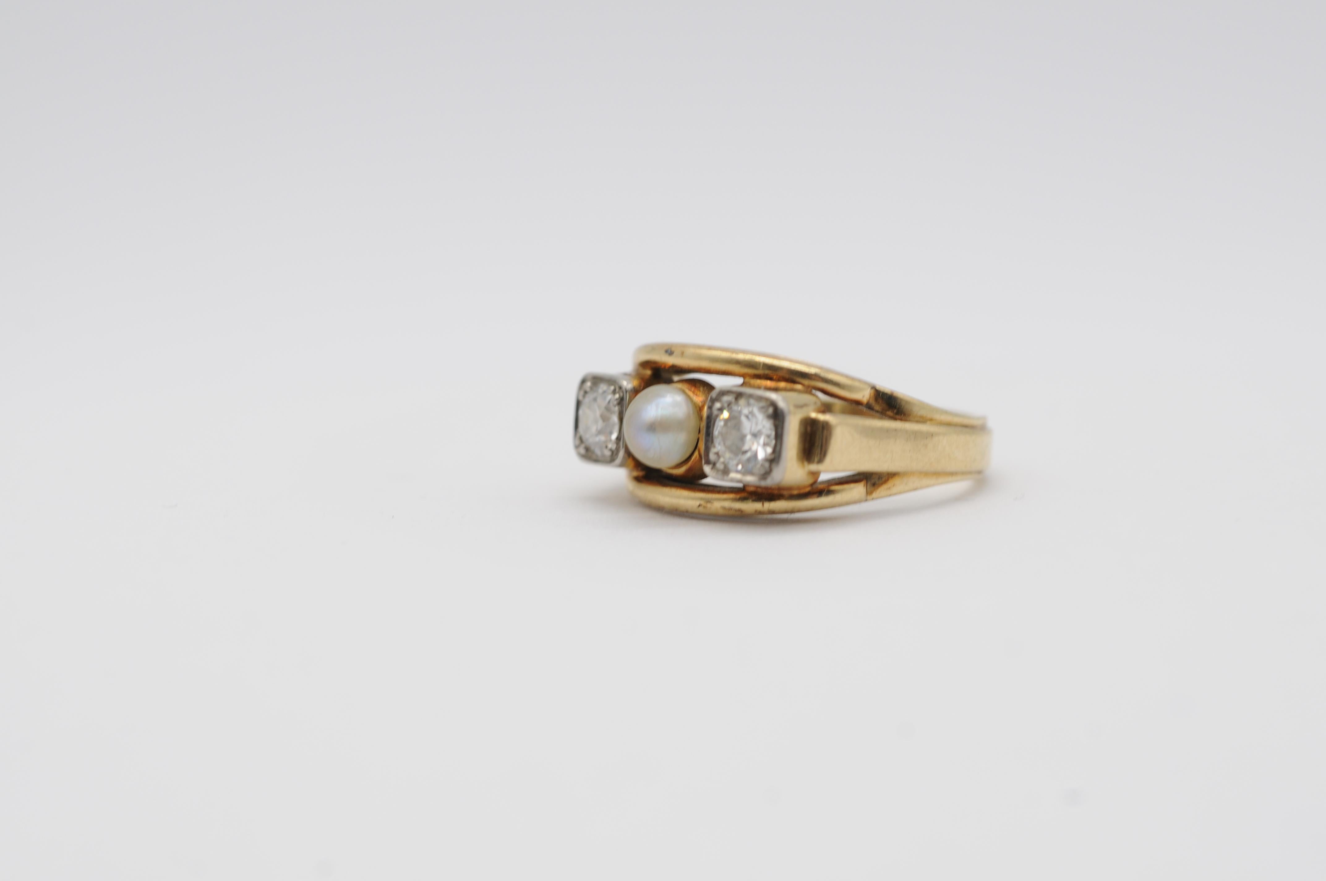 Art Deco Ring  with Diamonds and Pearl crafted in 14k yellow gold For Sale 2