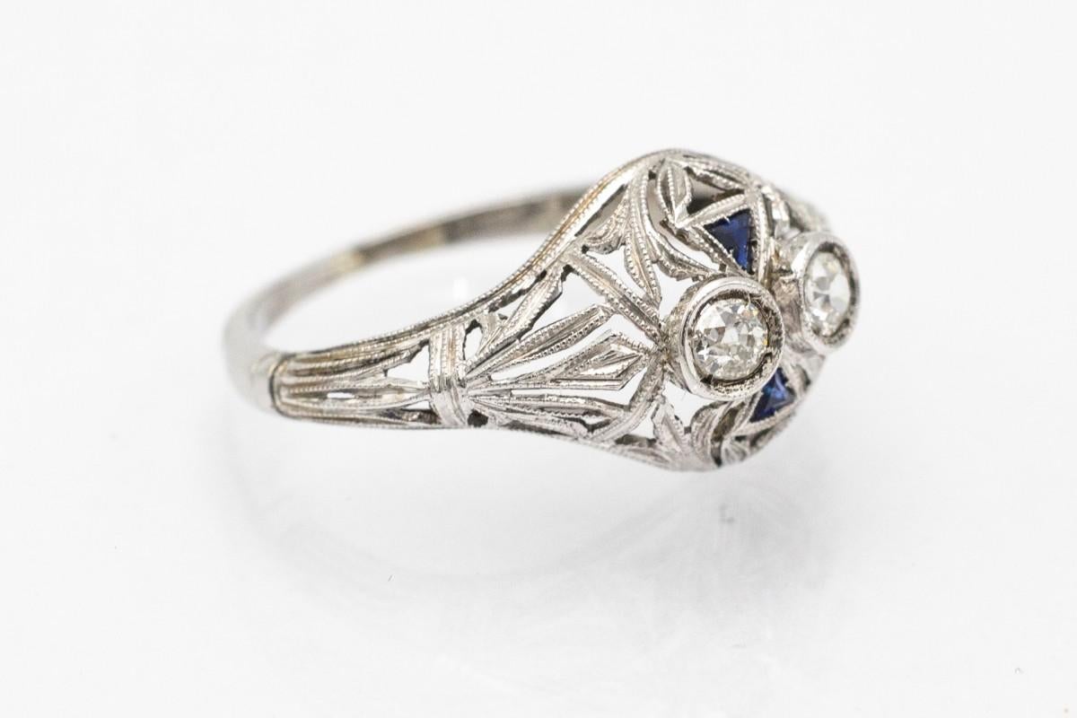 Art Deco ring with diamonds and sapphires. In Good Condition For Sale In Chorzów, PL
