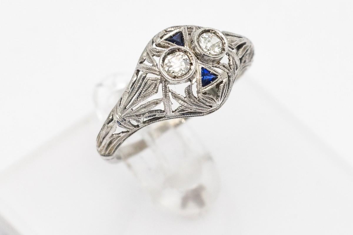 Women's or Men's Art Deco ring with diamonds and sapphires. For Sale