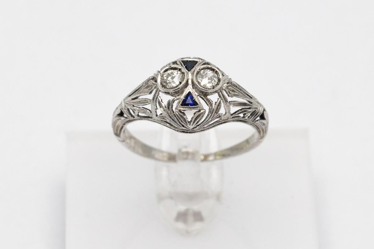 Art Deco ring with diamonds and sapphires. For Sale 3
