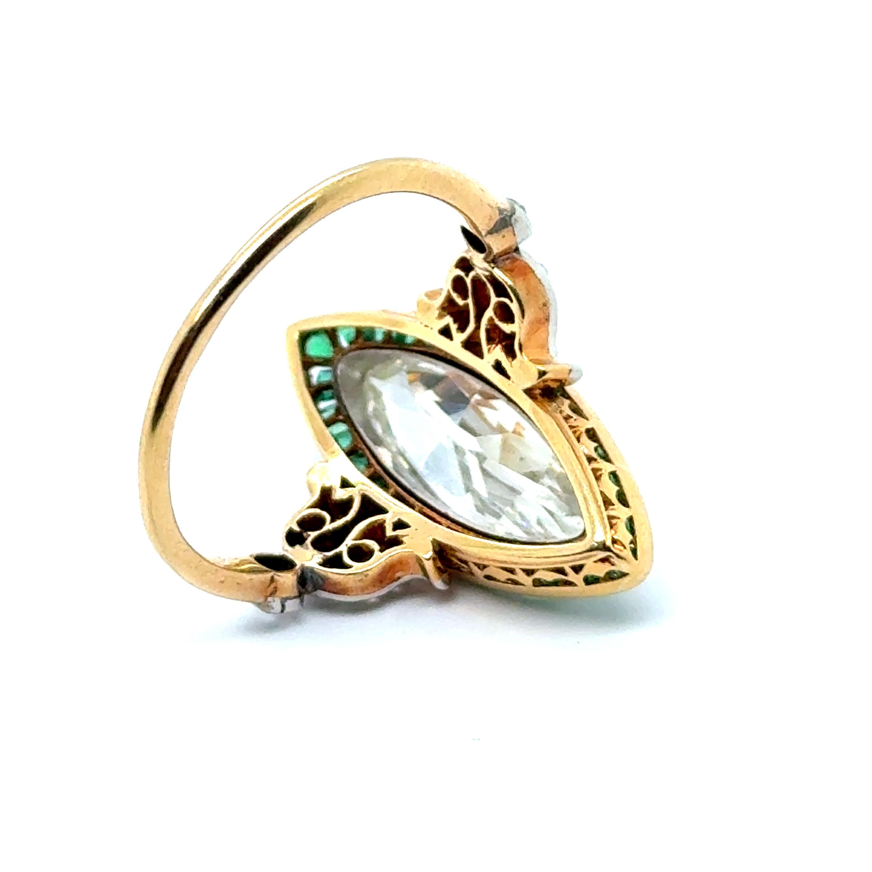 Art Deco Ring with Diamonds & Emeralds in 18 Karat Yellow Gold and Platinum For Sale 10