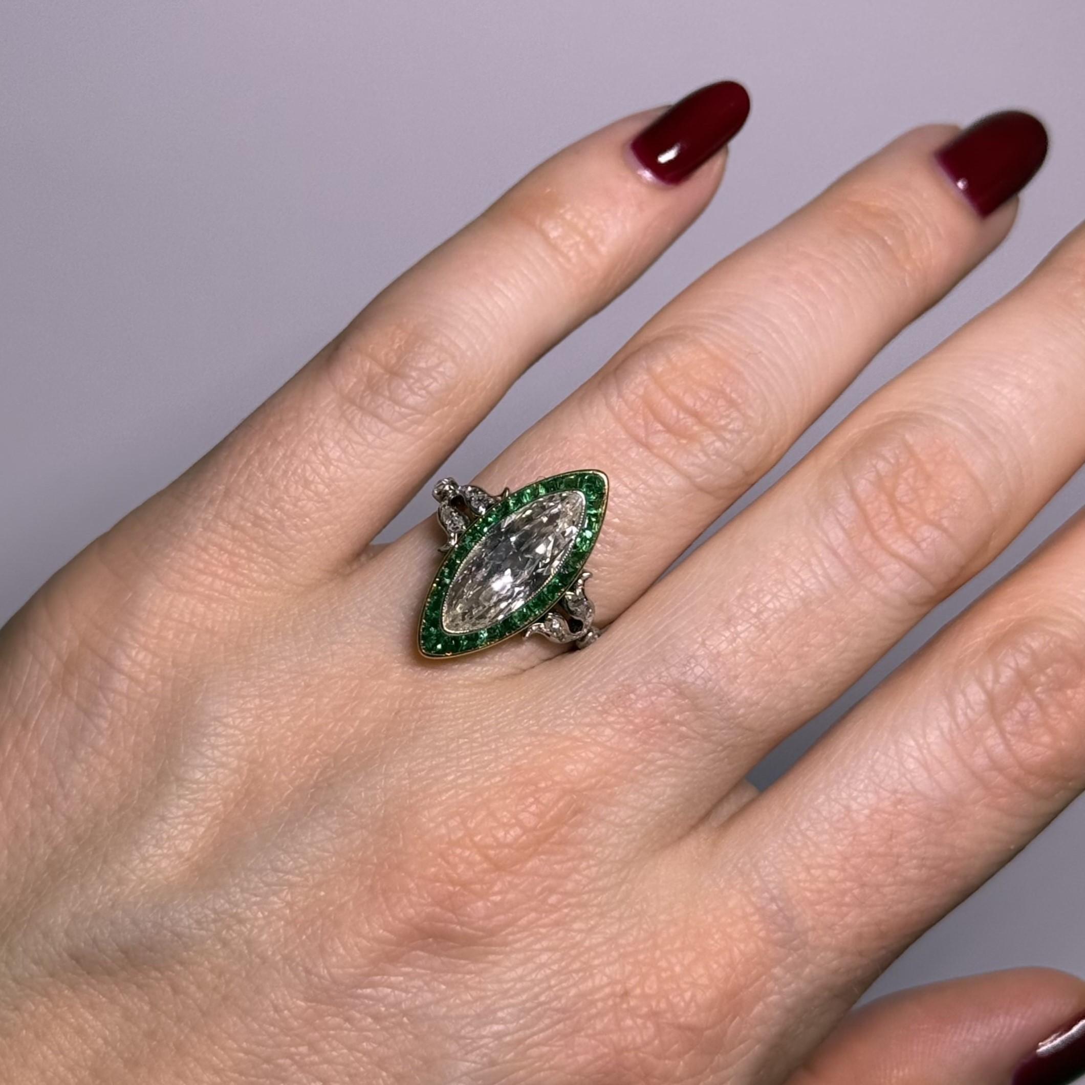 Art Deco Ring with Diamonds & Emeralds in 18 Karat Yellow Gold and Platinum In Good Condition For Sale In Lucerne, CH