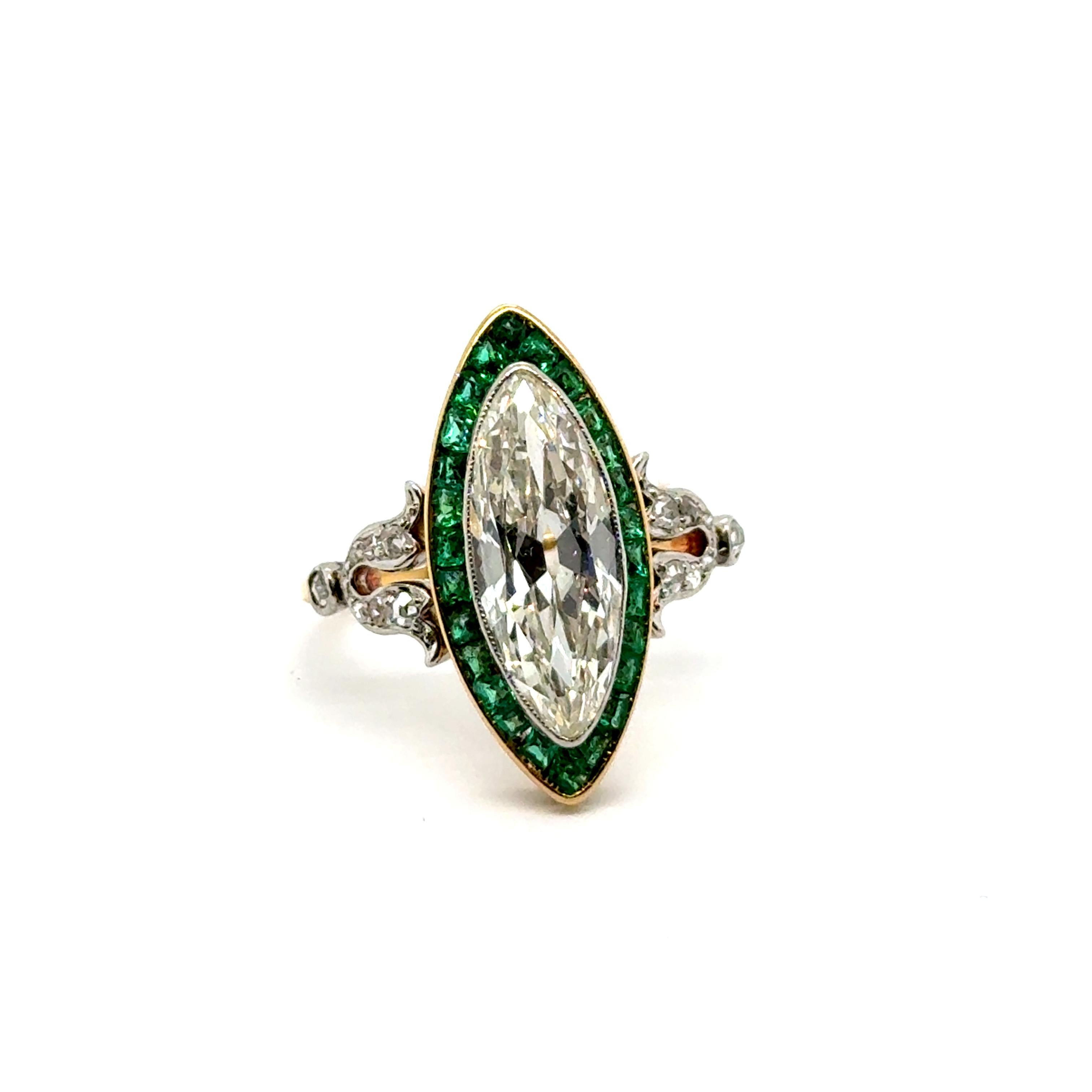Art Deco Ring with Diamonds & Emeralds in 18 Karat Yellow Gold and Platinum For Sale 1