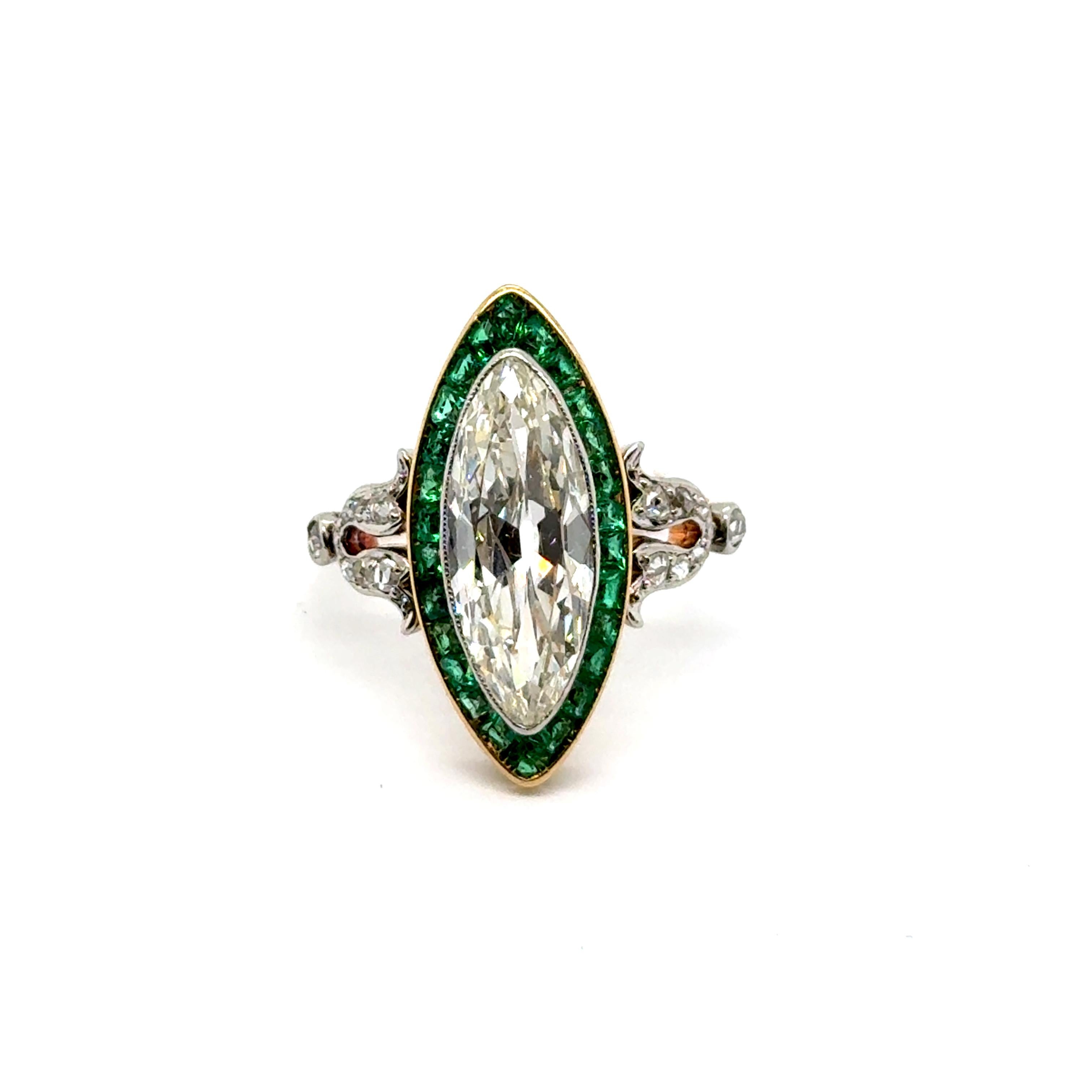 Art Deco Ring with Diamonds & Emeralds in 18 Karat Yellow Gold and Platinum For Sale 2