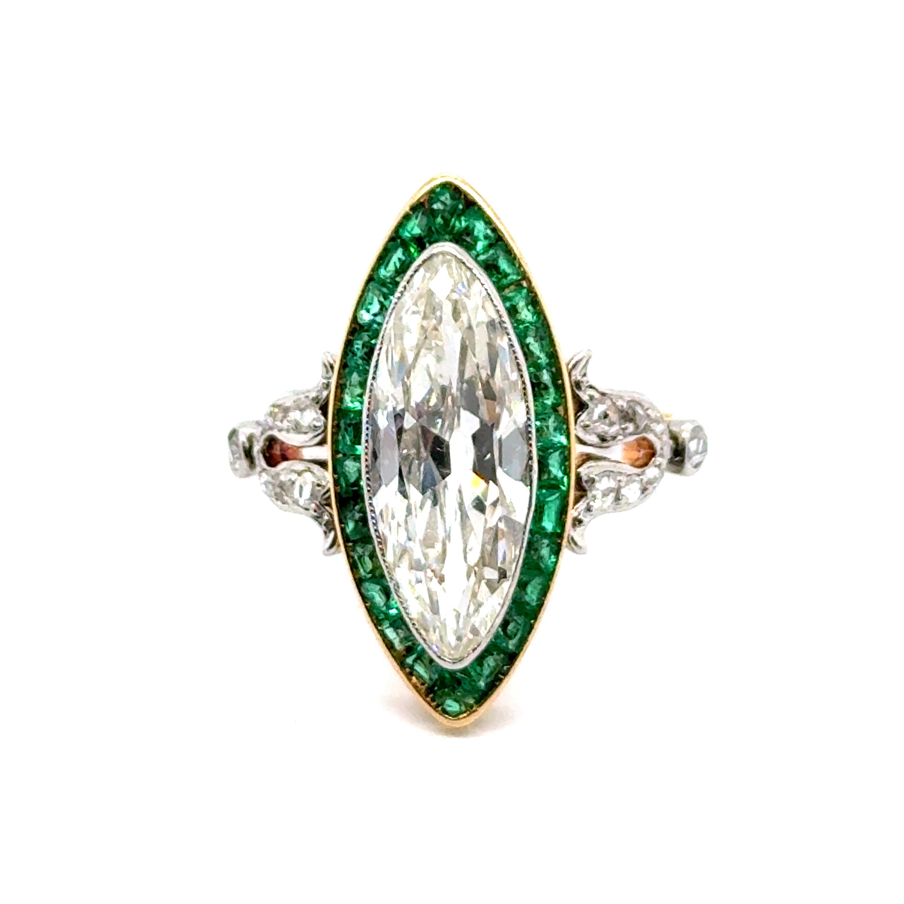Art Deco Ring with Diamonds & Emeralds in 18 Karat Yellow Gold and Platinum For Sale 3