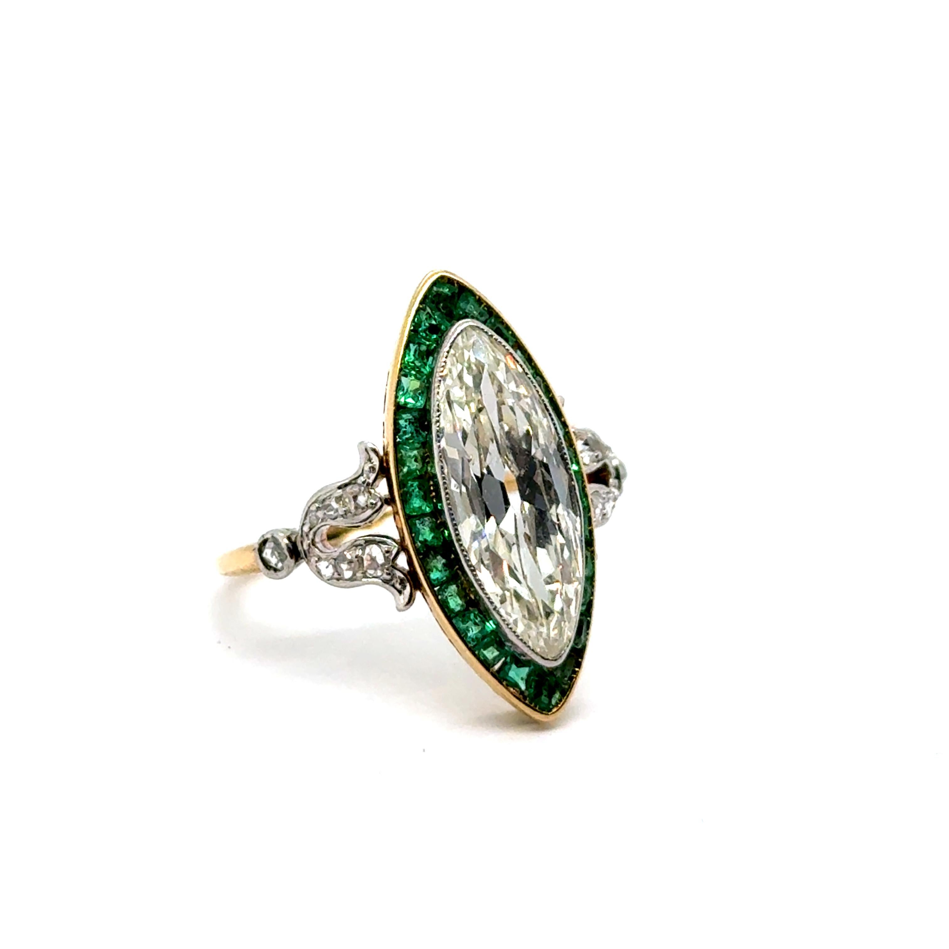 Art Deco Ring with Diamonds & Emeralds in 18 Karat Yellow Gold and Platinum For Sale 4
