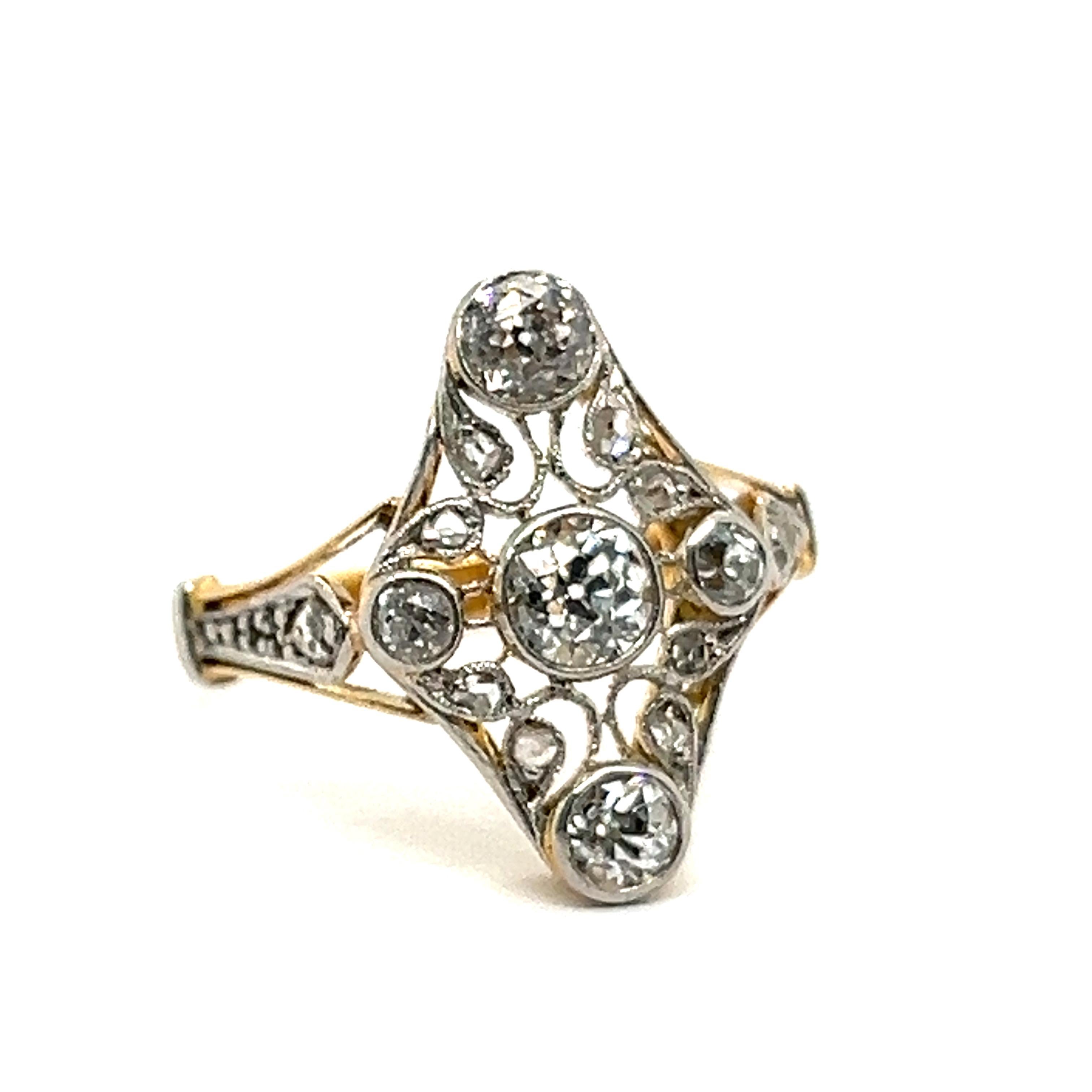 Begeben Sie sich auf eine elegante Reise mit diesem exquisiten Art-Déco-Ring aus dem frühen 20. Jahrhundert. 

Er wurde sorgfältig aus einer Mischung aus Platin und 18-karätigem Gelbgold gefertigt und besticht durch eine Vielzahl von Diamanten.