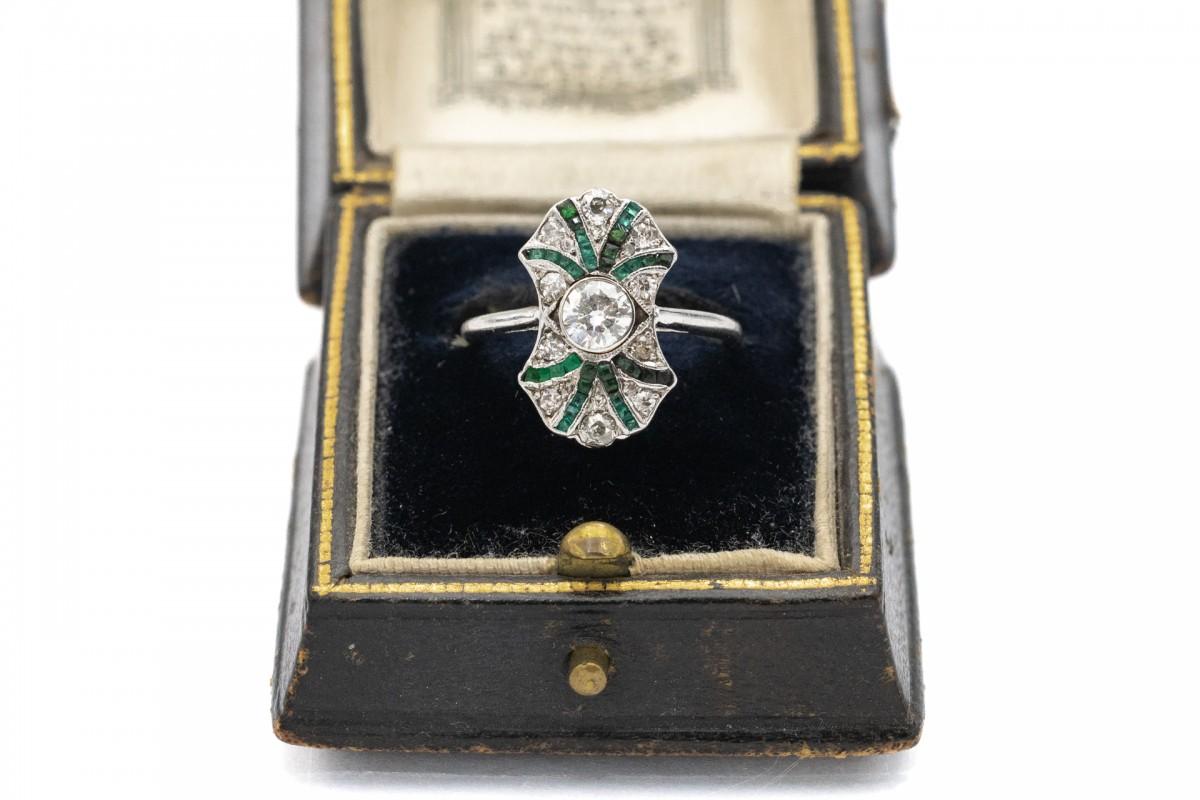 Old European Cut Art Deco ring with emeralds and diamonds, UK, 1930s. For Sale