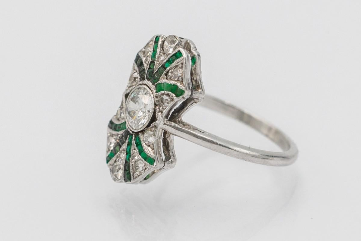 Art Deco ring with emeralds and diamonds, UK, 1930s. In Good Condition For Sale In Chorzów, PL