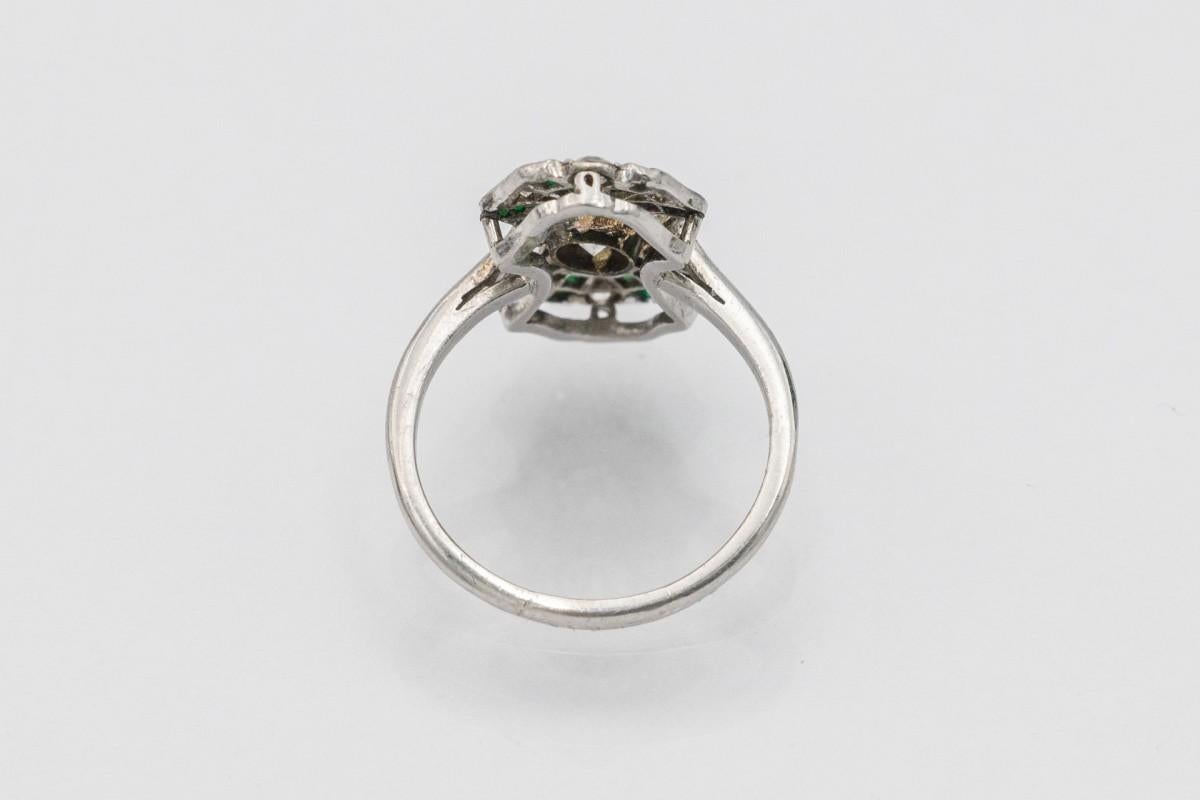 Women's or Men's Art Deco ring with emeralds and diamonds, UK, 1930s. For Sale