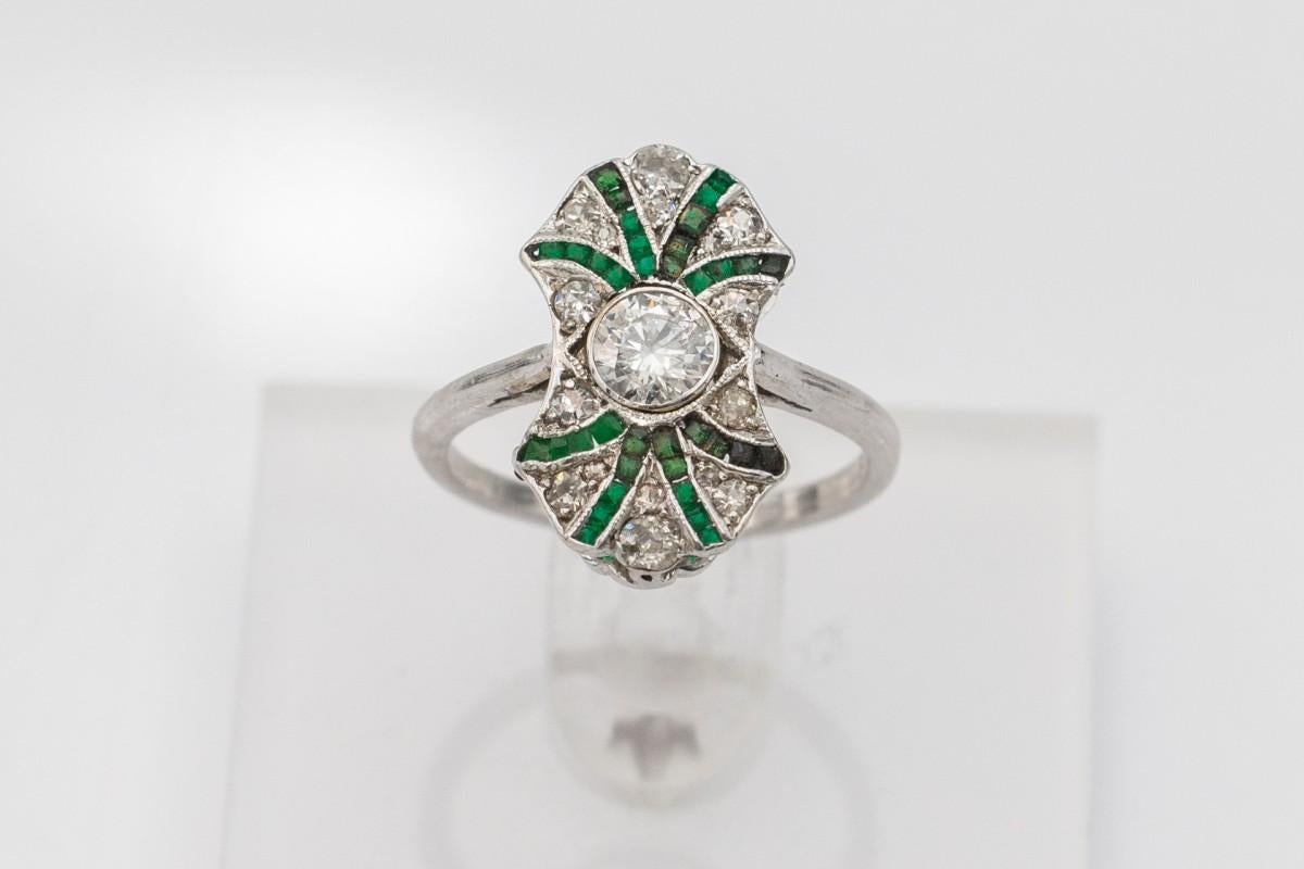 Art Deco ring with emeralds and diamonds, UK, 1930s. For Sale 1