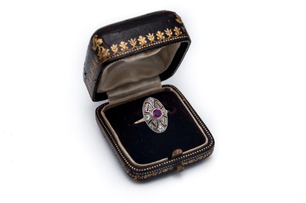 A former Art Deco ring from the 1920s.
Made of 0.585 yellow gold and 0.990 silver.
Central natural pink natural ruby weighing 0.40ct surrounded by diamonds with a total weight of 0.25ct (SI-VS)
Preserved hallmark for Hungary in the 1920s.
Item
