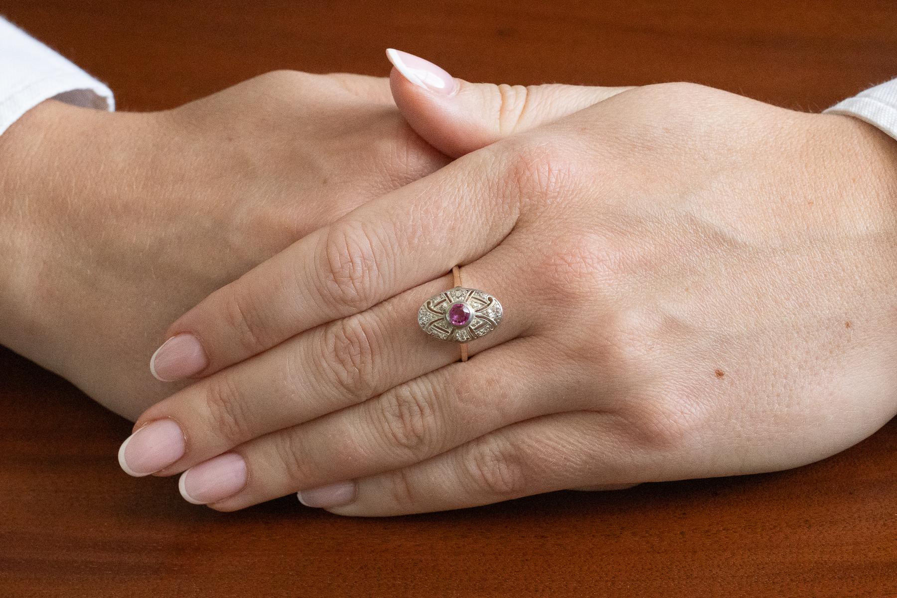 Ein ehemaliger Art-Déco-Ring aus den 1920er Jahren.
Hergestellt aus 0,585 Gelbgold und 0,990 Silber.
Zentraler rosa Naturrubin mit einem Gewicht von 0,40ct, umgeben von Diamanten mit einem Gesamtgewicht von 0,25ct (SI-VS)
Erhaltenes Markenzeichen