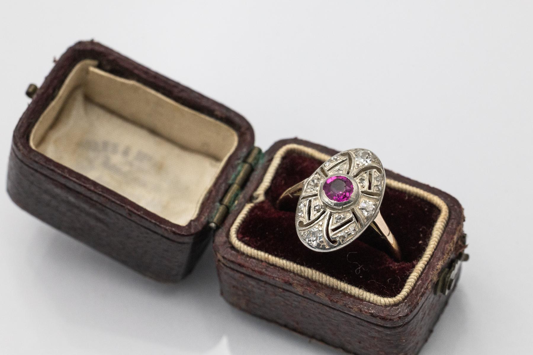 Art-Déco-Ring mit natürlichem Rubin 0, 40 Karat und Diamanten, Ungarn, 1920er Jahre. (Art déco) im Angebot