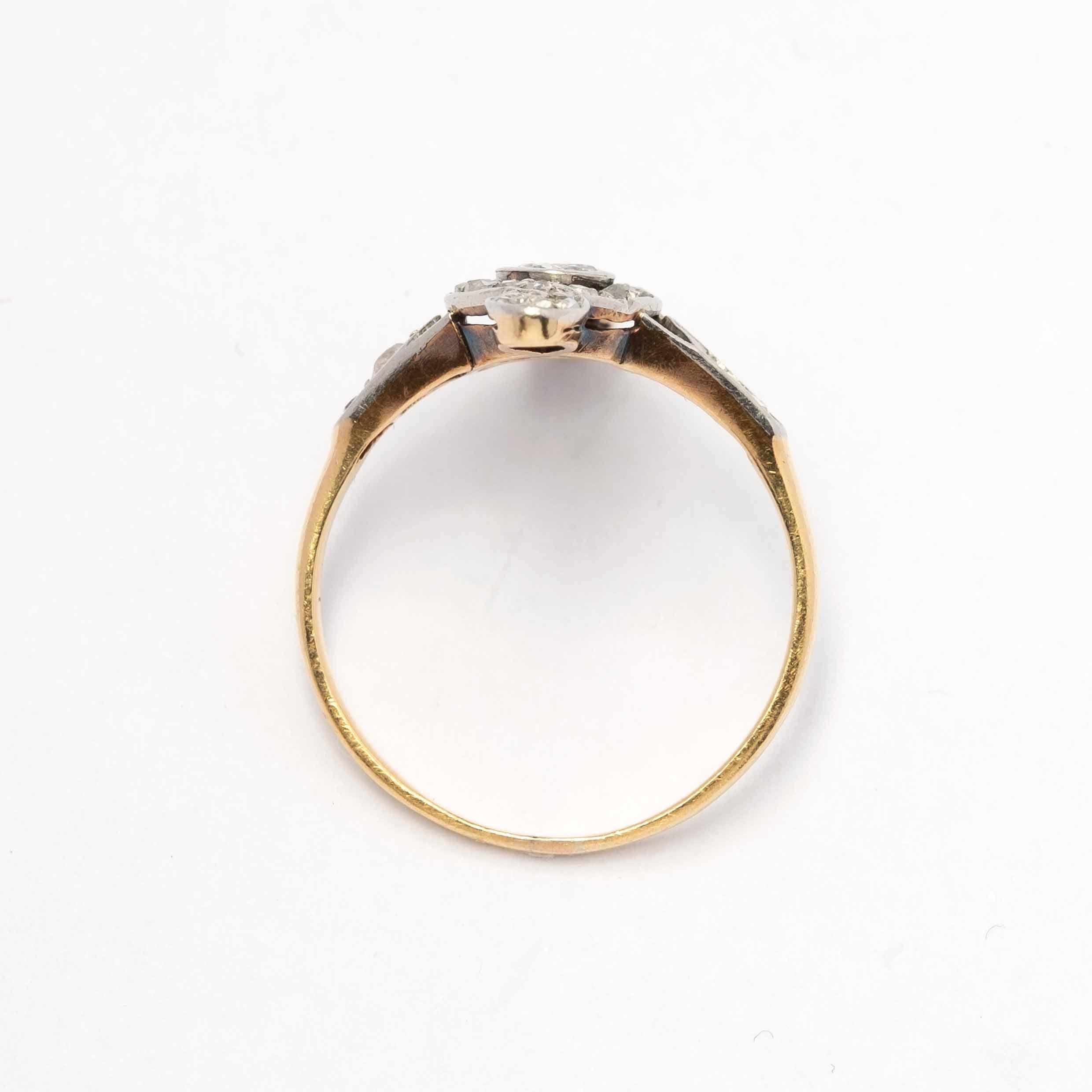 Delicato anello in oro e platino con diamanti taglio rosa e taglio vecchio. Dal periodo Deco 1930 c.a.

Punti salienti:
- Oro e platino
- Diamanti taglio rosa e taglio vecchio
- Deco anni '30 c.a.

Misure
- Lunghezza 1,8 cm x larghezza 1,6 cm
- Peso