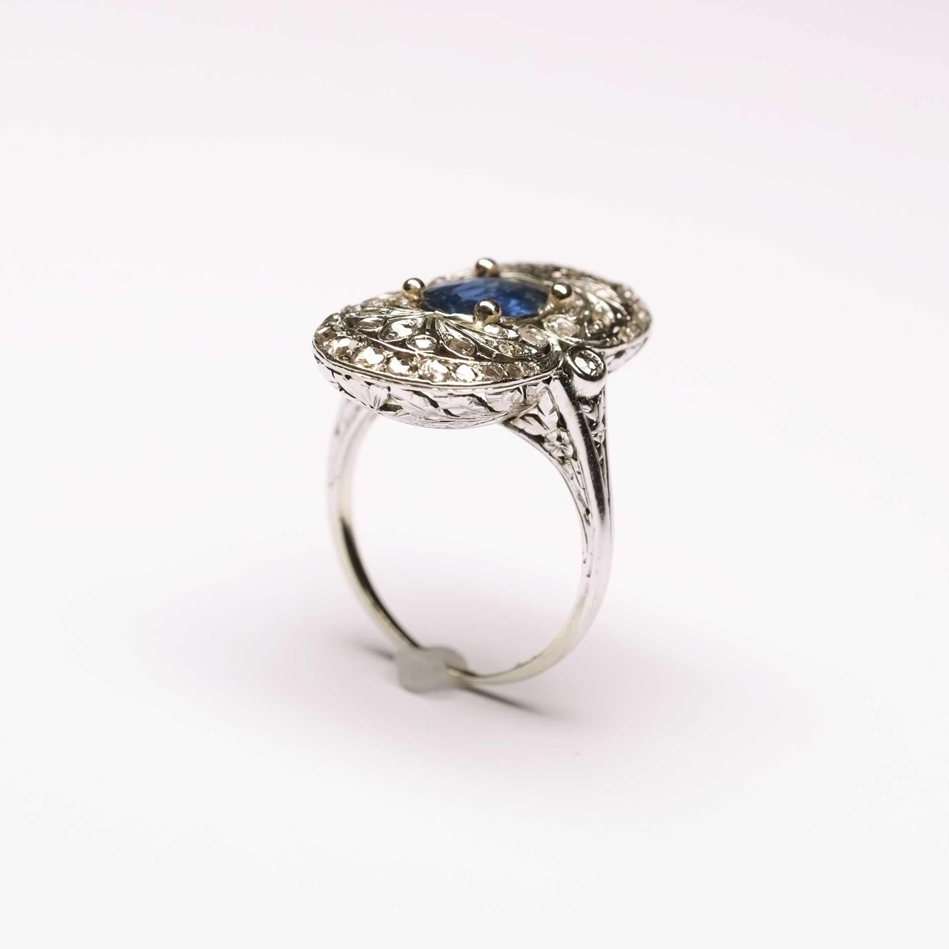 Art-Déco-Ring mit ovalem Saphir und Diamanten  (Art déco) im Angebot