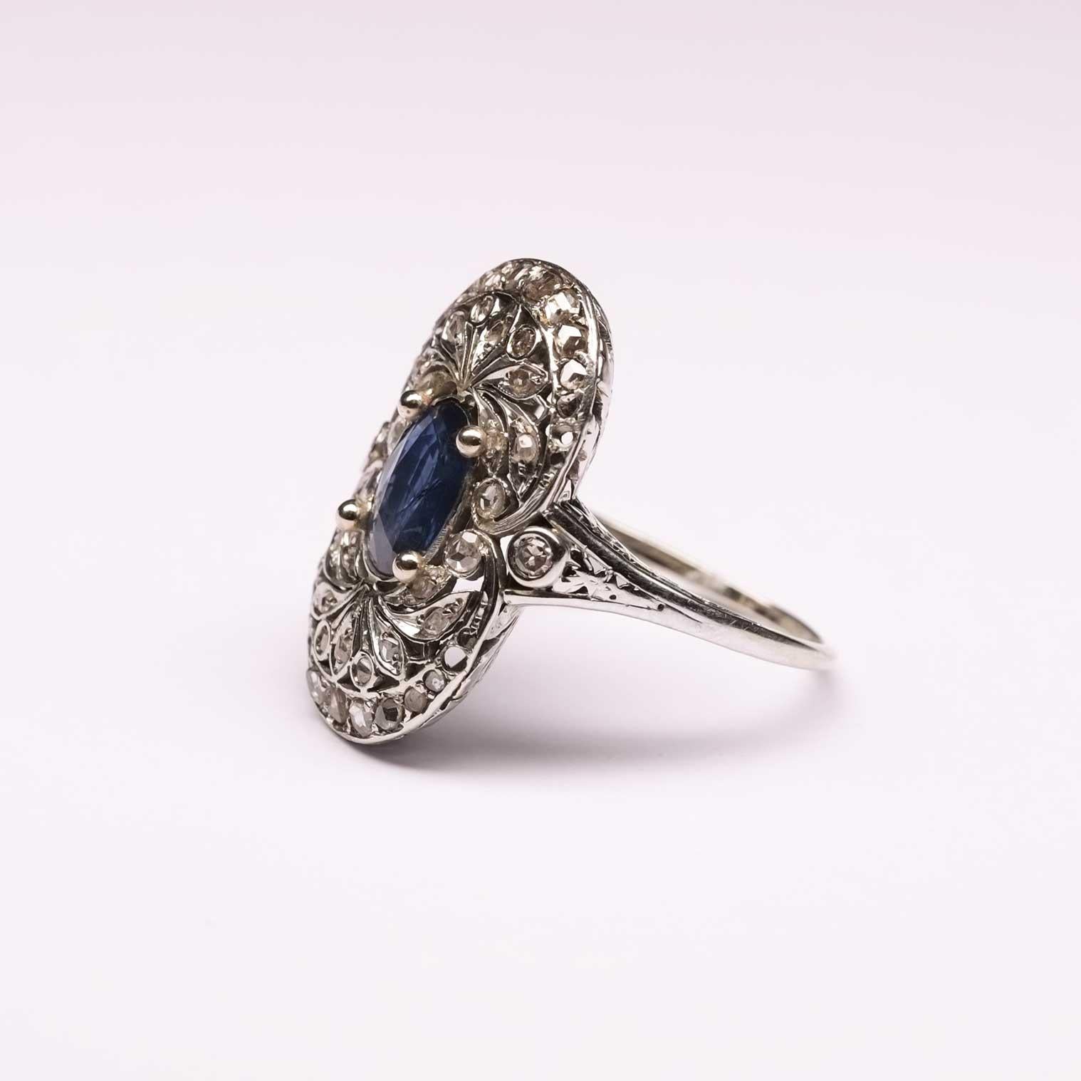 Art-Déco-Ring mit ovalem Saphir und Diamanten  (Ovalschliff) im Angebot