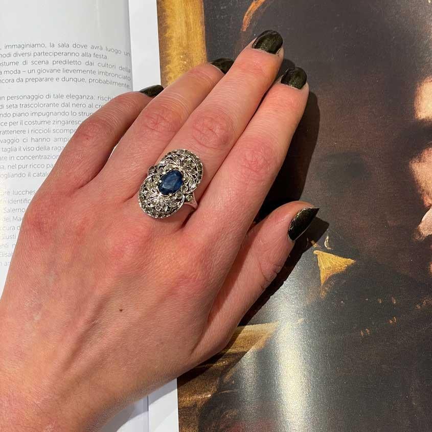 Art-Déco-Ring mit ovalem Saphir und Diamanten  im Zustand „Gut“ im Angebot in Milano, MI