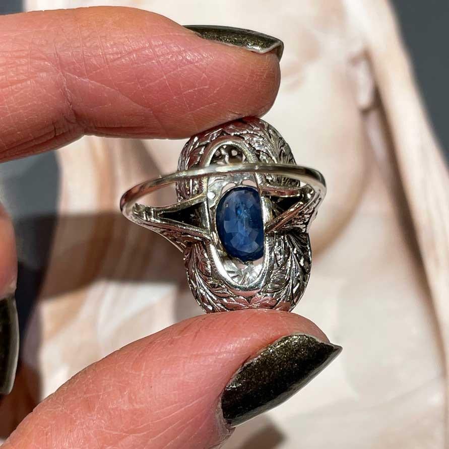 Art-Déco-Ring mit ovalem Saphir und Diamanten  Damen im Angebot